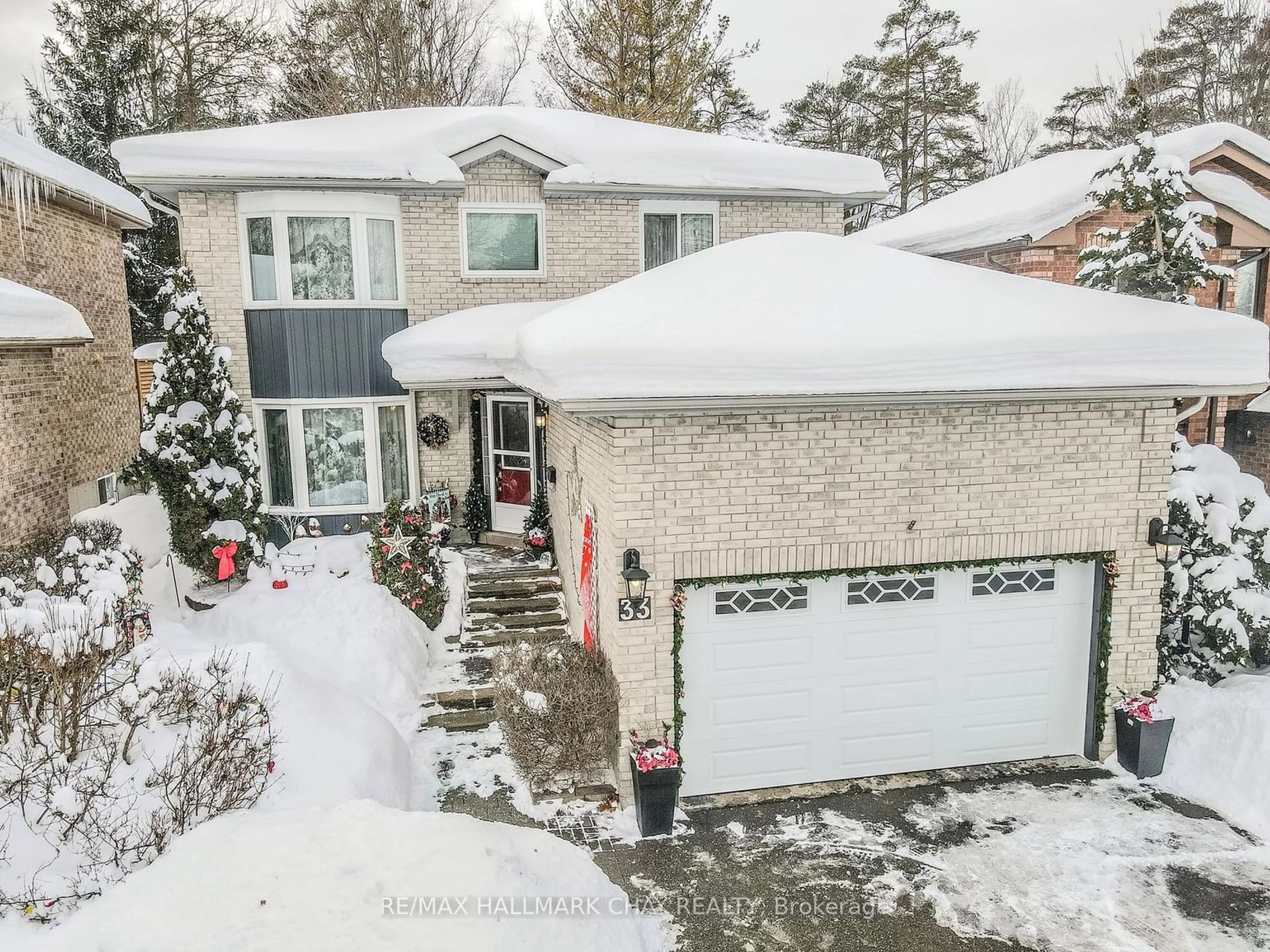 A pic from outside/outdoor area/front of a property/back of a property/a pic from drone, street for 33 Irwin Dr, Barrie Ontario L4N 7A6