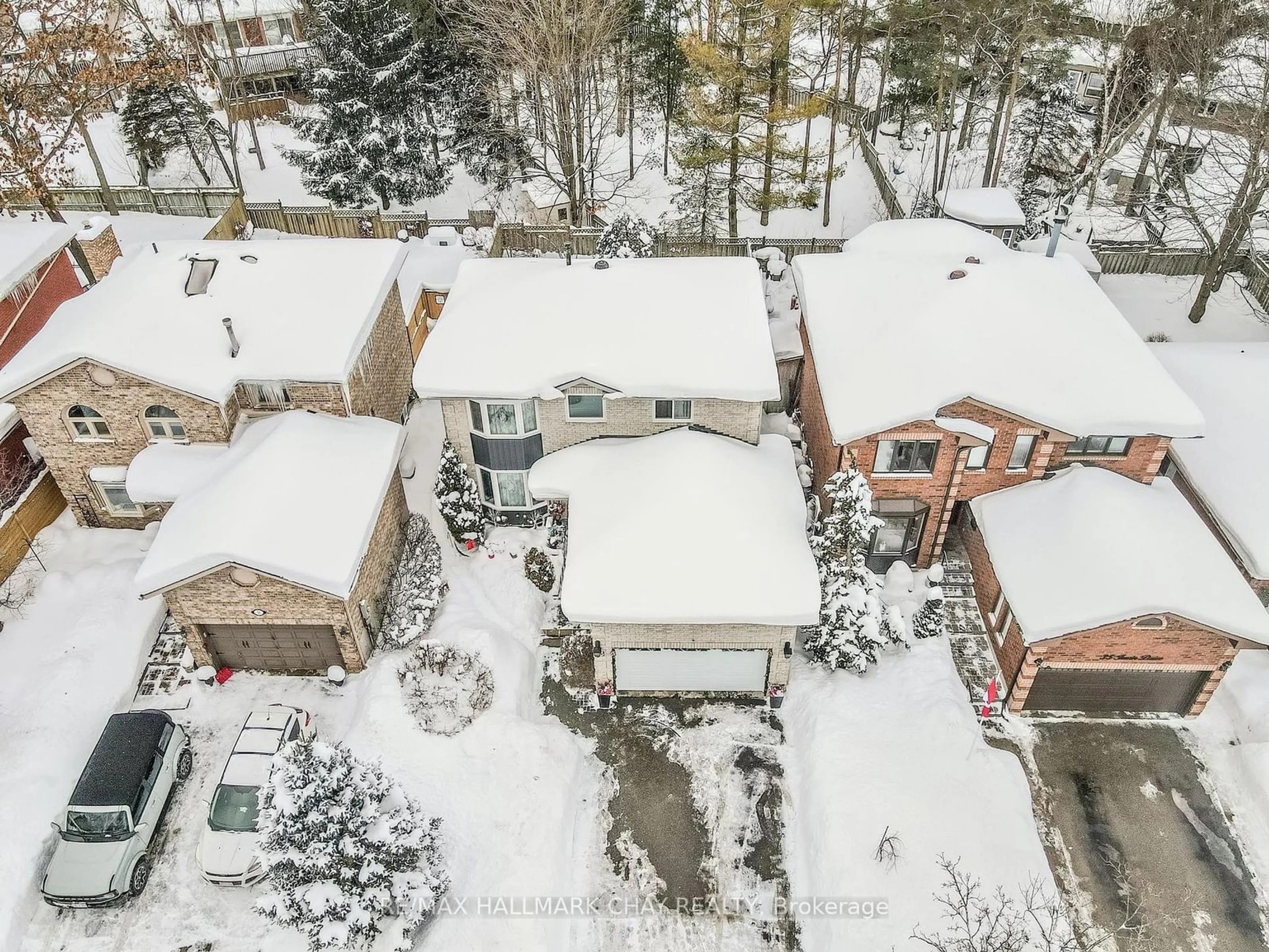 A pic from outside/outdoor area/front of a property/back of a property/a pic from drone, street for 33 Irwin Dr, Barrie Ontario L4N 7A6