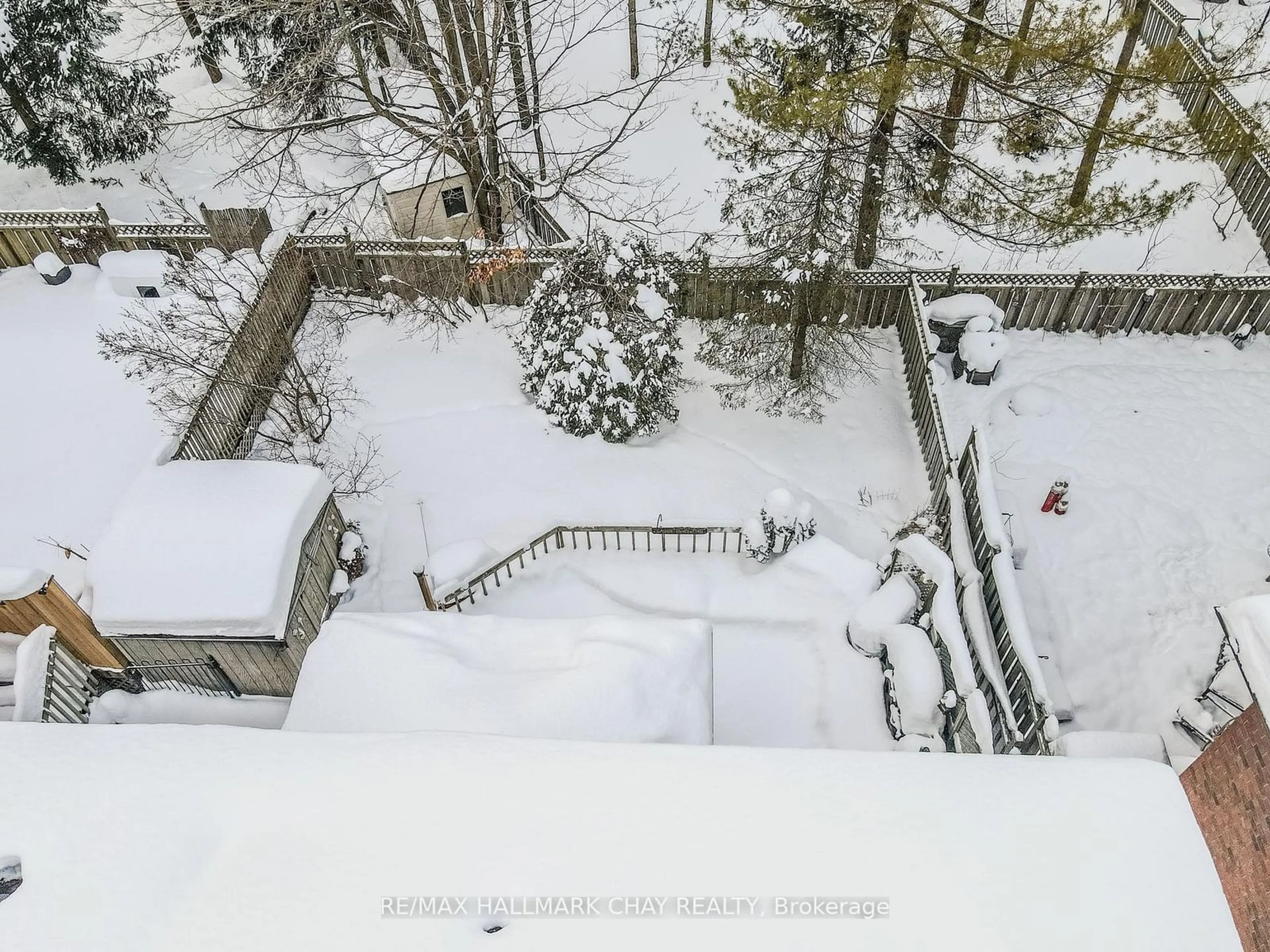 A pic from outside/outdoor area/front of a property/back of a property/a pic from drone, city buildings view from balcony for 33 Irwin Dr, Barrie Ontario L4N 7A6