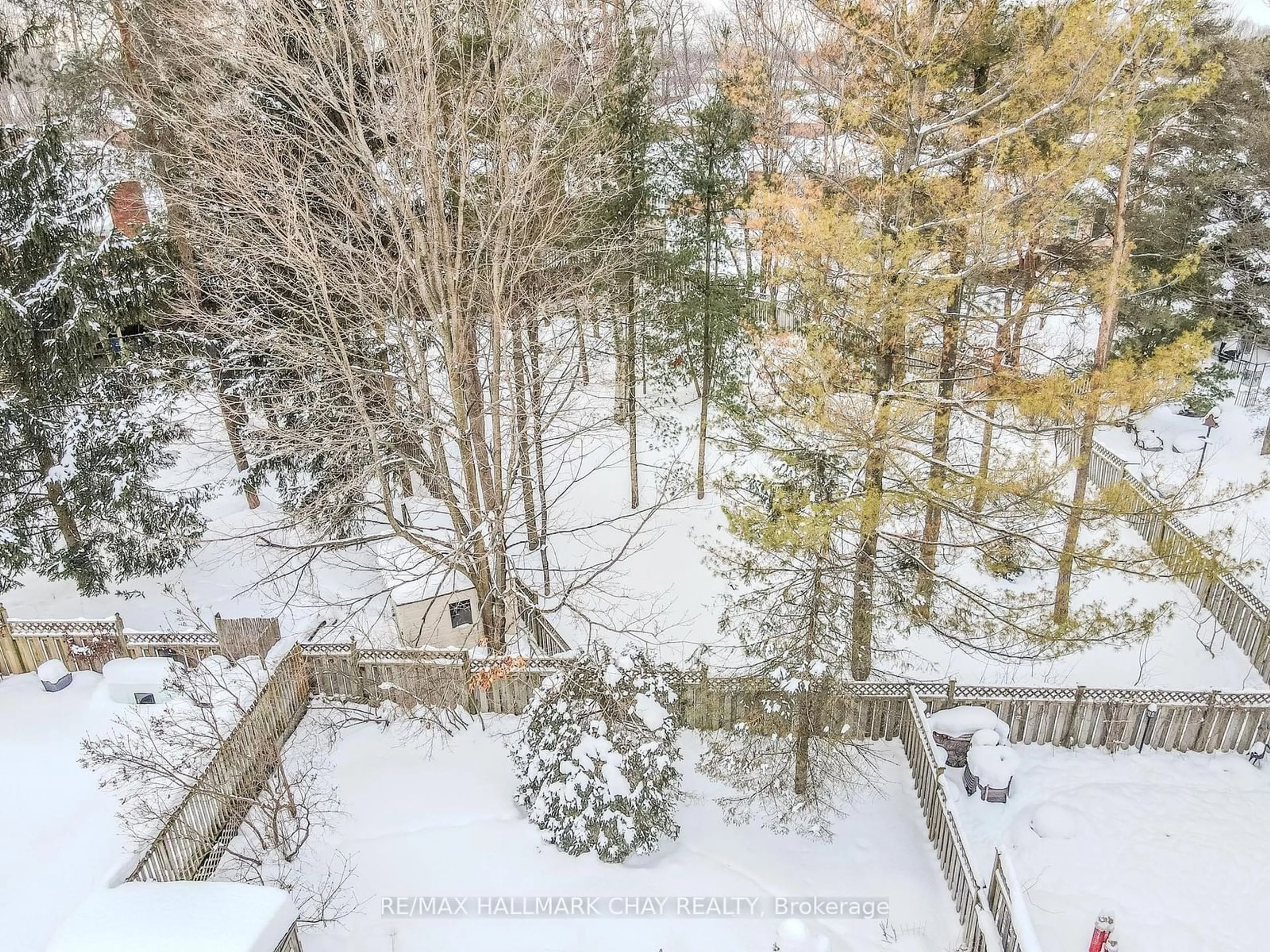 A pic from outside/outdoor area/front of a property/back of a property/a pic from drone, forest/trees view for 33 Irwin Dr, Barrie Ontario L4N 7A6