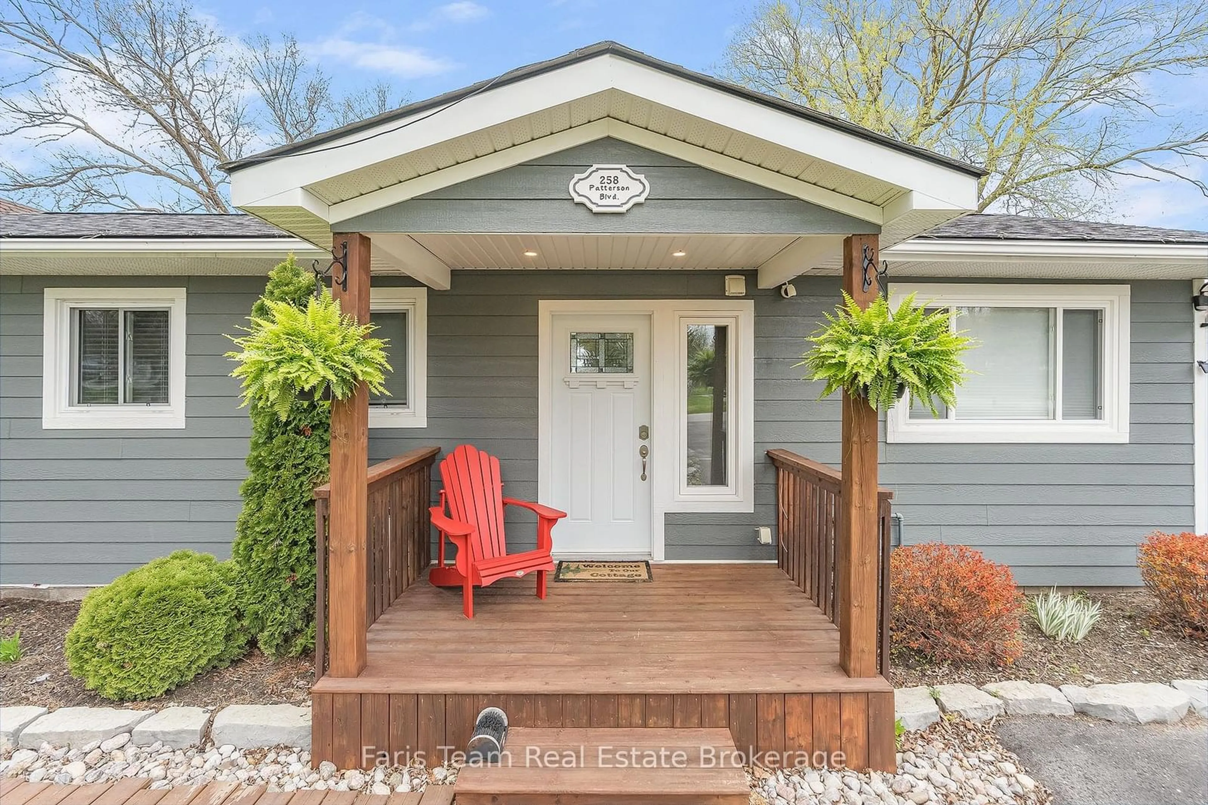 Indoor entryway for 258 Patterson Blvd, Tay Ontario L0K 1R0