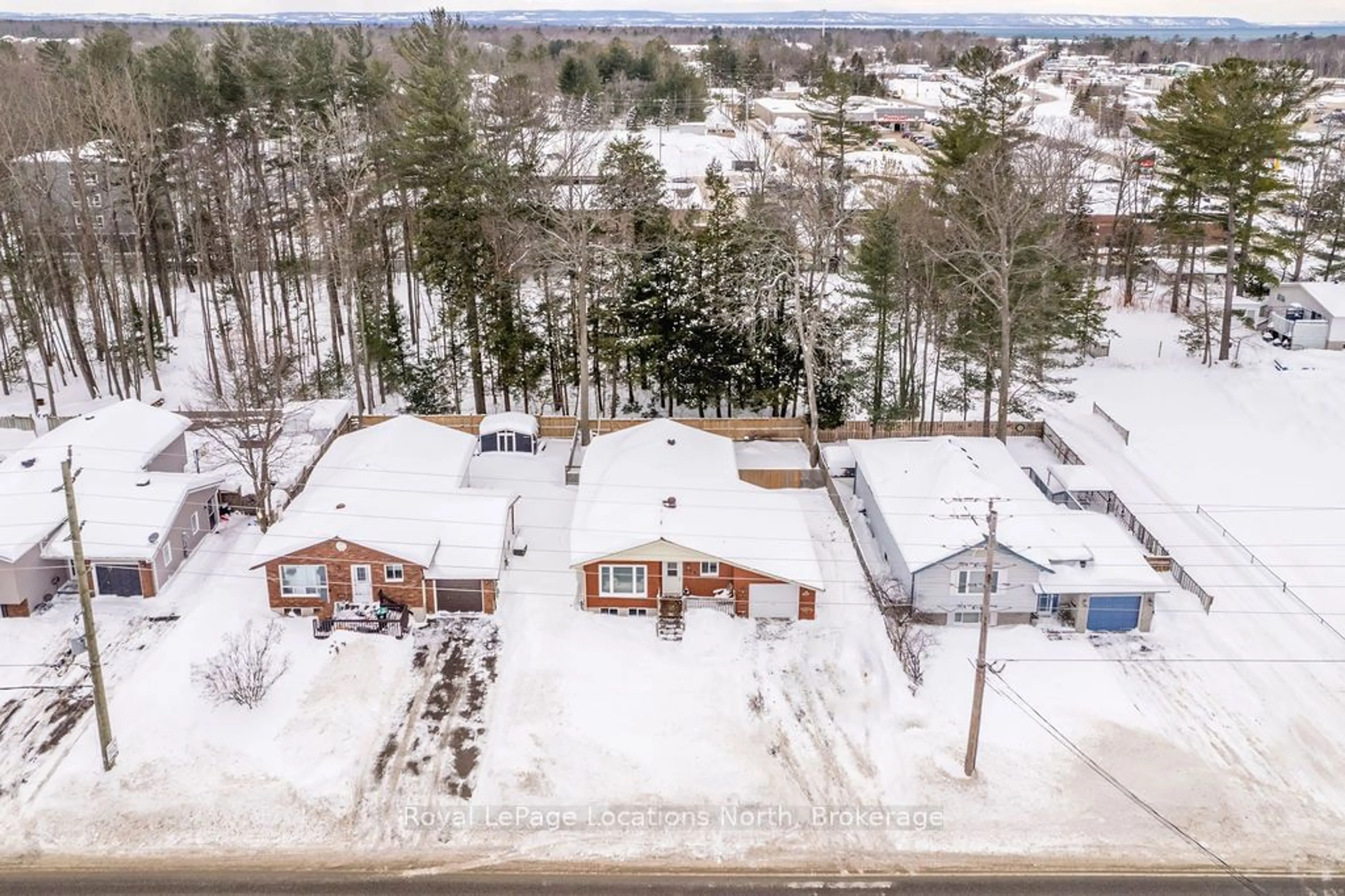 A pic from outside/outdoor area/front of a property/back of a property/a pic from drone, unknown for 350 ZOO PARK Rd, Wasaga Beach Ontario L9Z 1S7