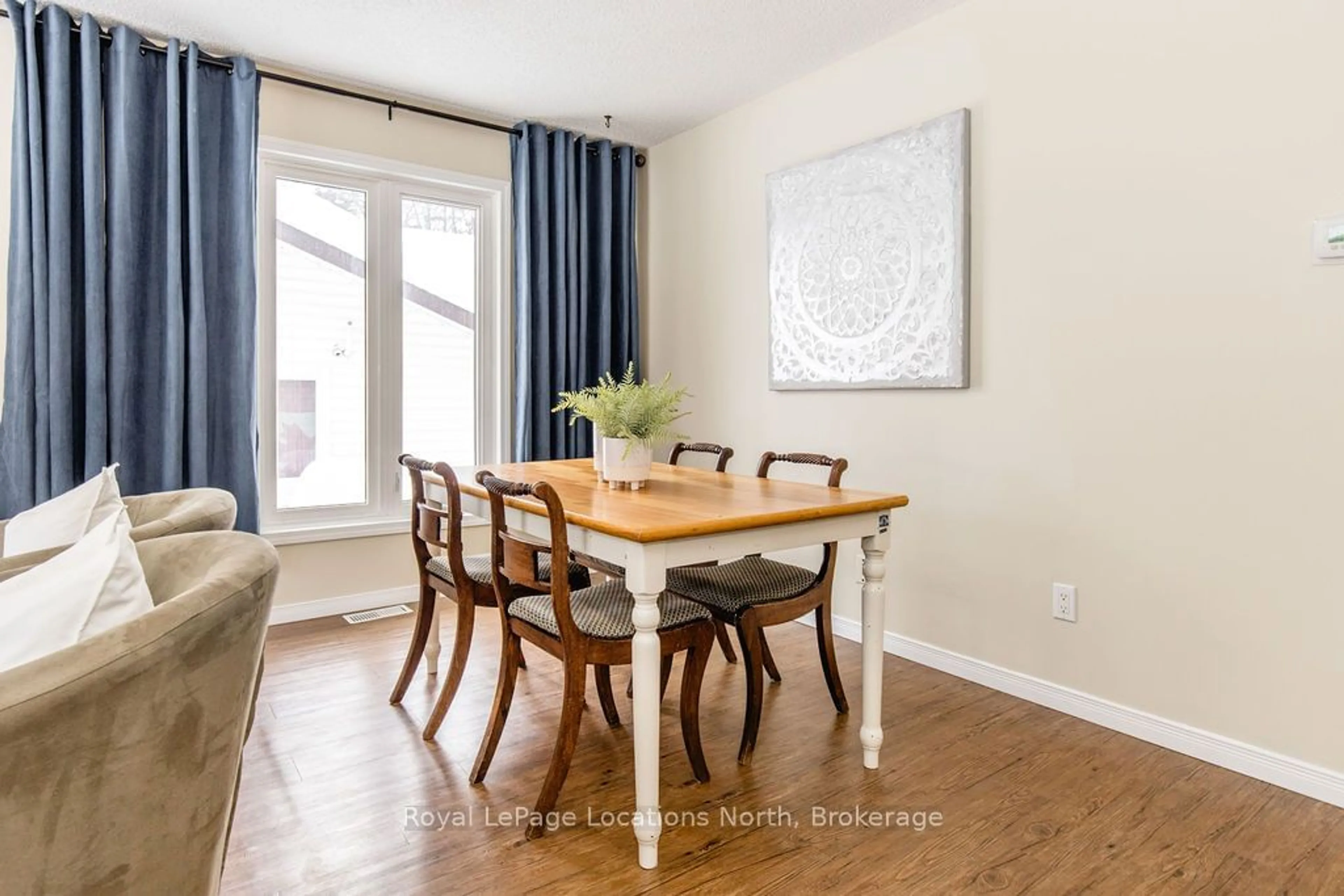 Dining room, wood/laminate floor for 350 ZOO PARK Rd, Wasaga Beach Ontario L9Z 1S7