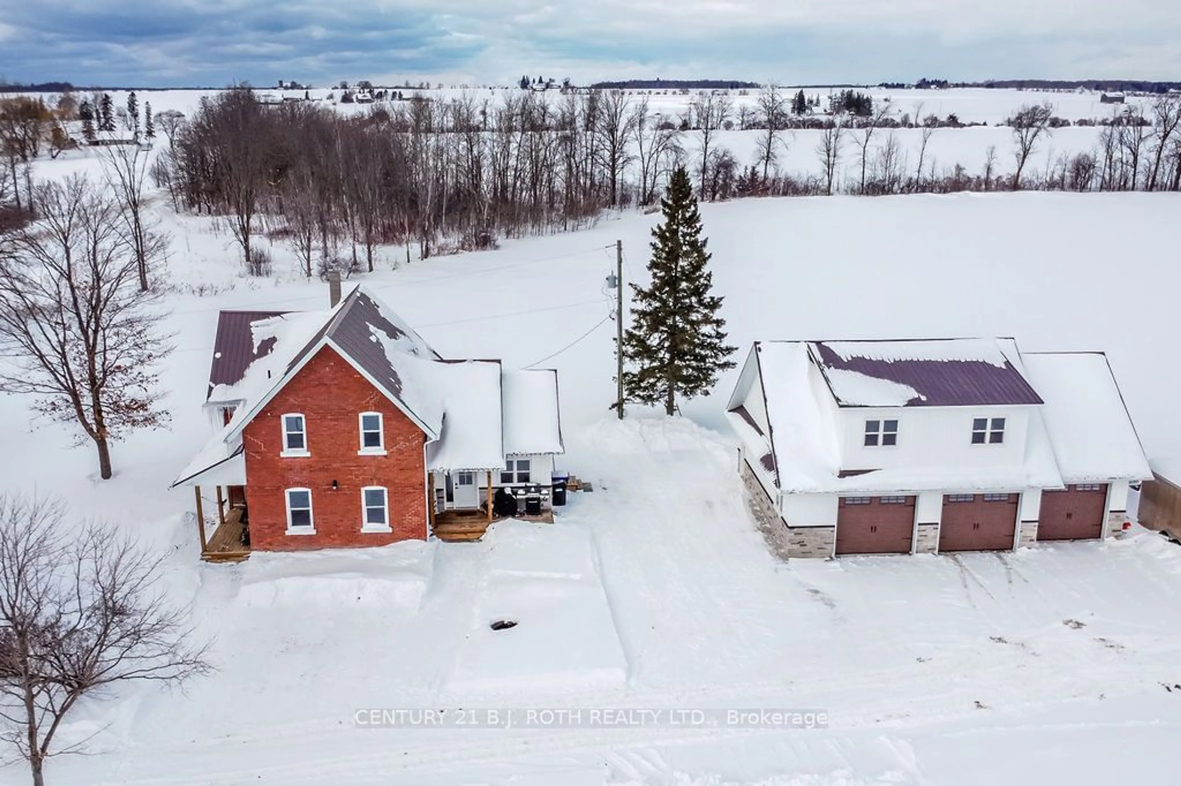 A pic from outside/outdoor area/front of a property/back of a property/a pic from drone, unknown for 1153 Glengarry Landing Rd, Springwater Ontario L9X 1E1