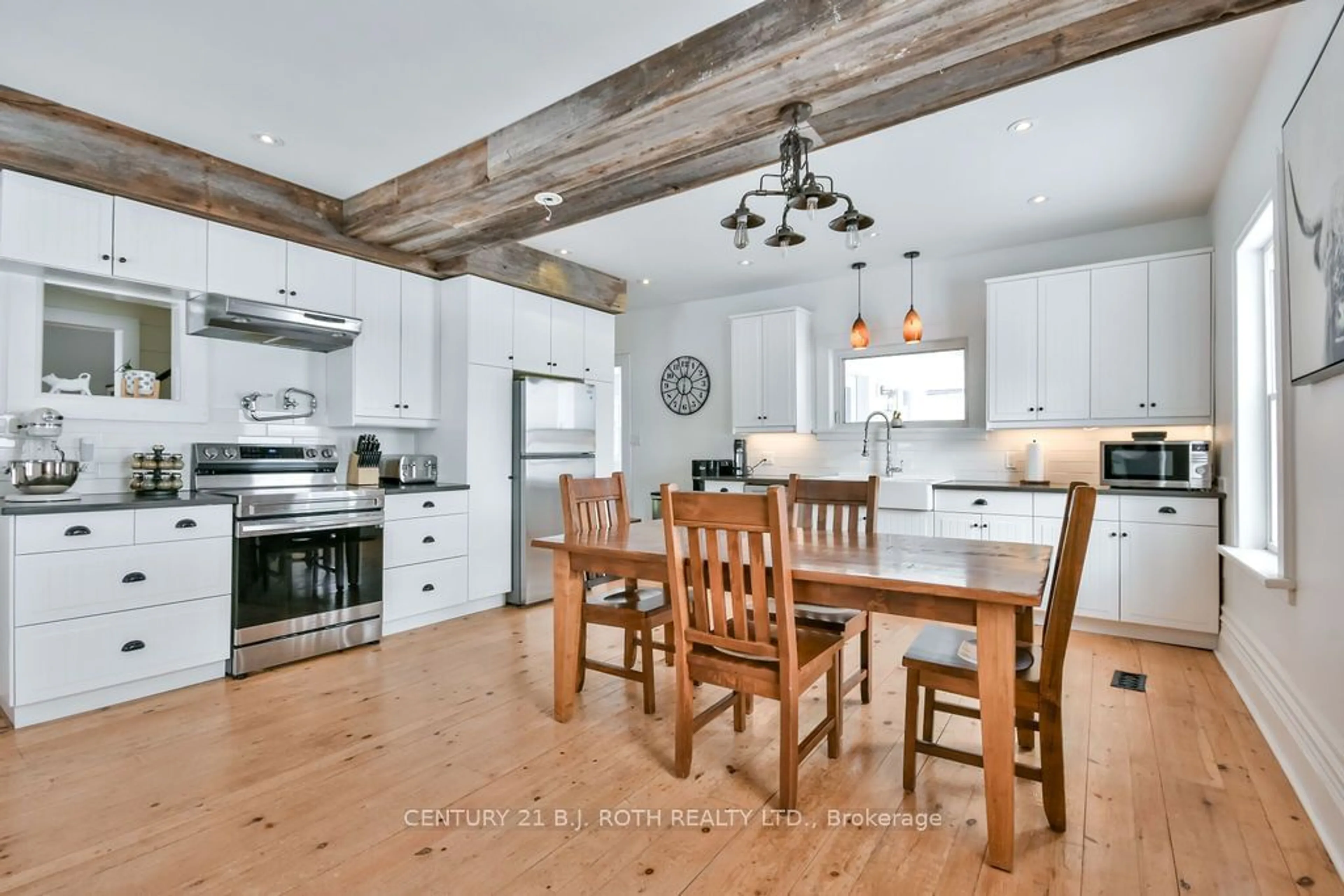 Open concept kitchen, wood/laminate floor for 1153 Glengarry Landing Rd, Springwater Ontario L9X 1E1