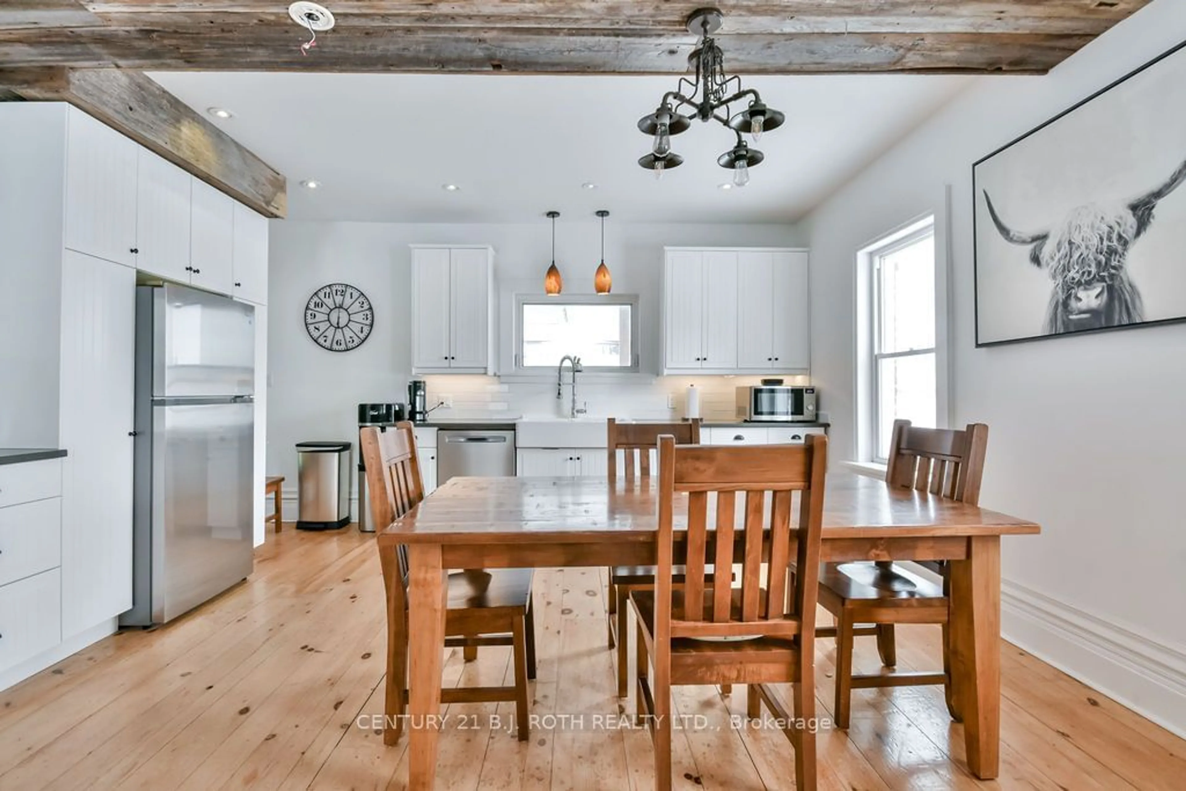 Open concept kitchen, wood/laminate floor for 1153 Glengarry Landing Rd, Springwater Ontario L9X 1E1