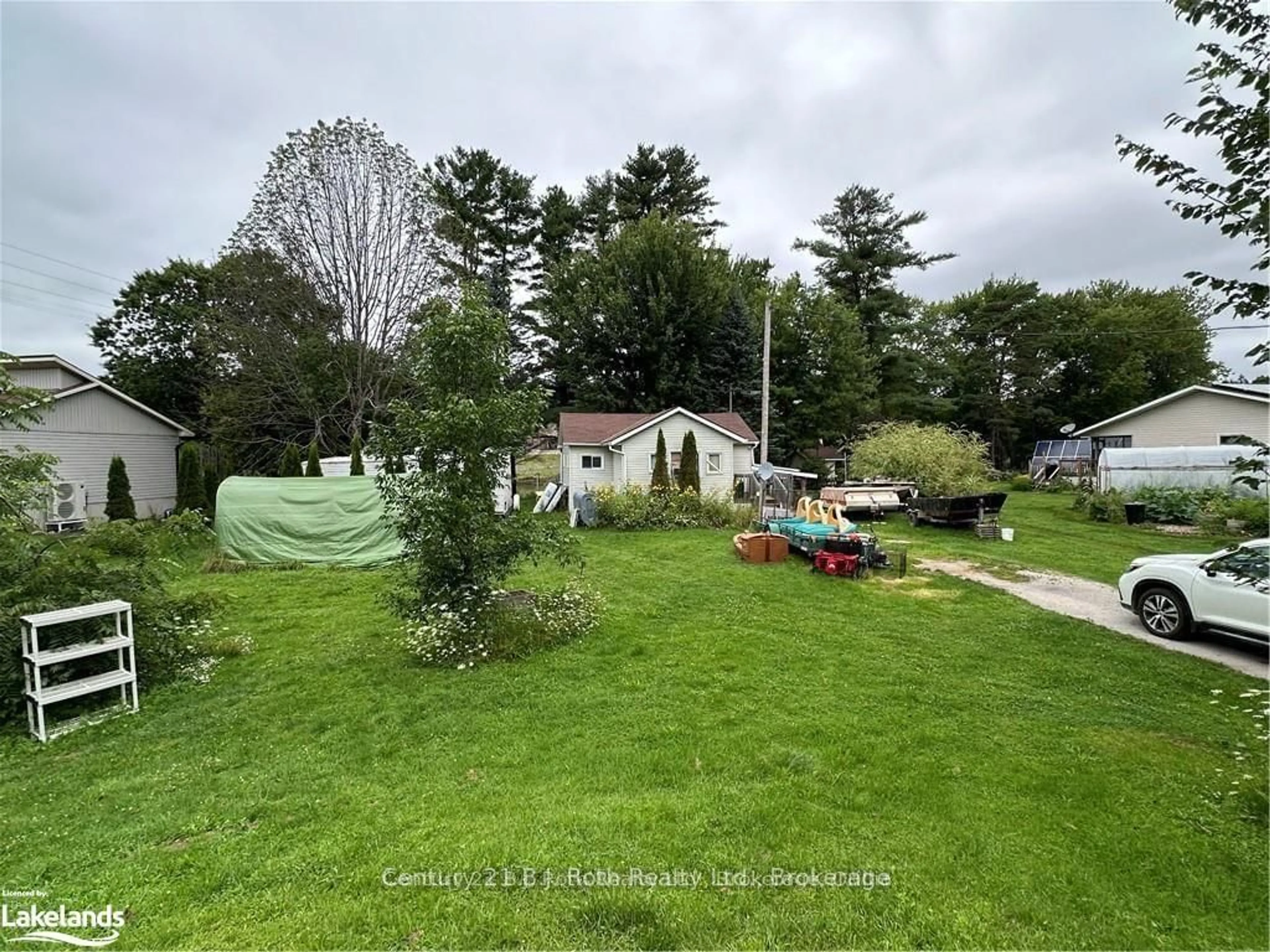 A pic from outside/outdoor area/front of a property/back of a property/a pic from drone, unknown for 4708 SEVERN St, Severn Ontario P0E 1N0