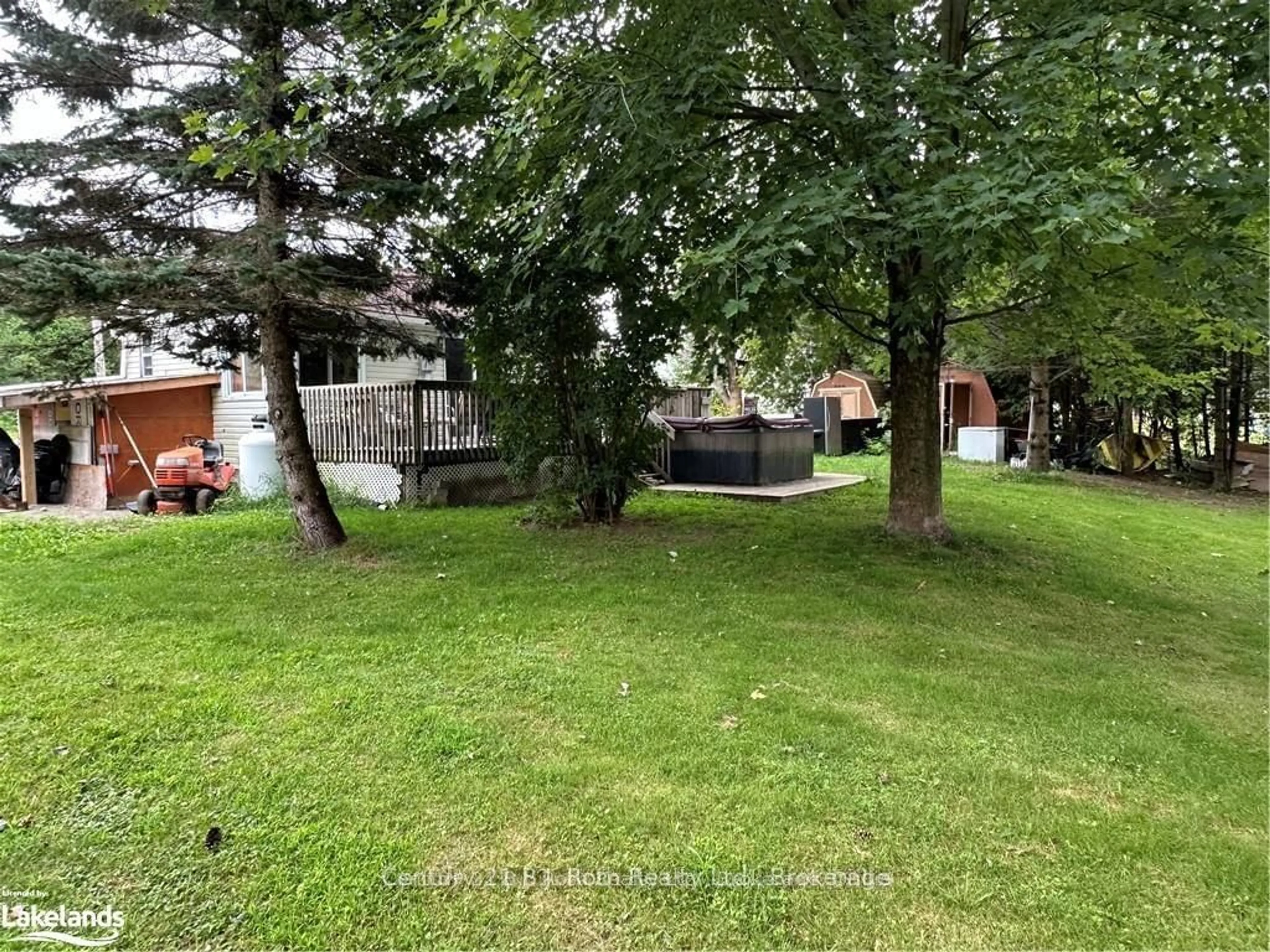 A pic from outside/outdoor area/front of a property/back of a property/a pic from drone, unknown for 4708 SEVERN St, Severn Ontario P0E 1N0