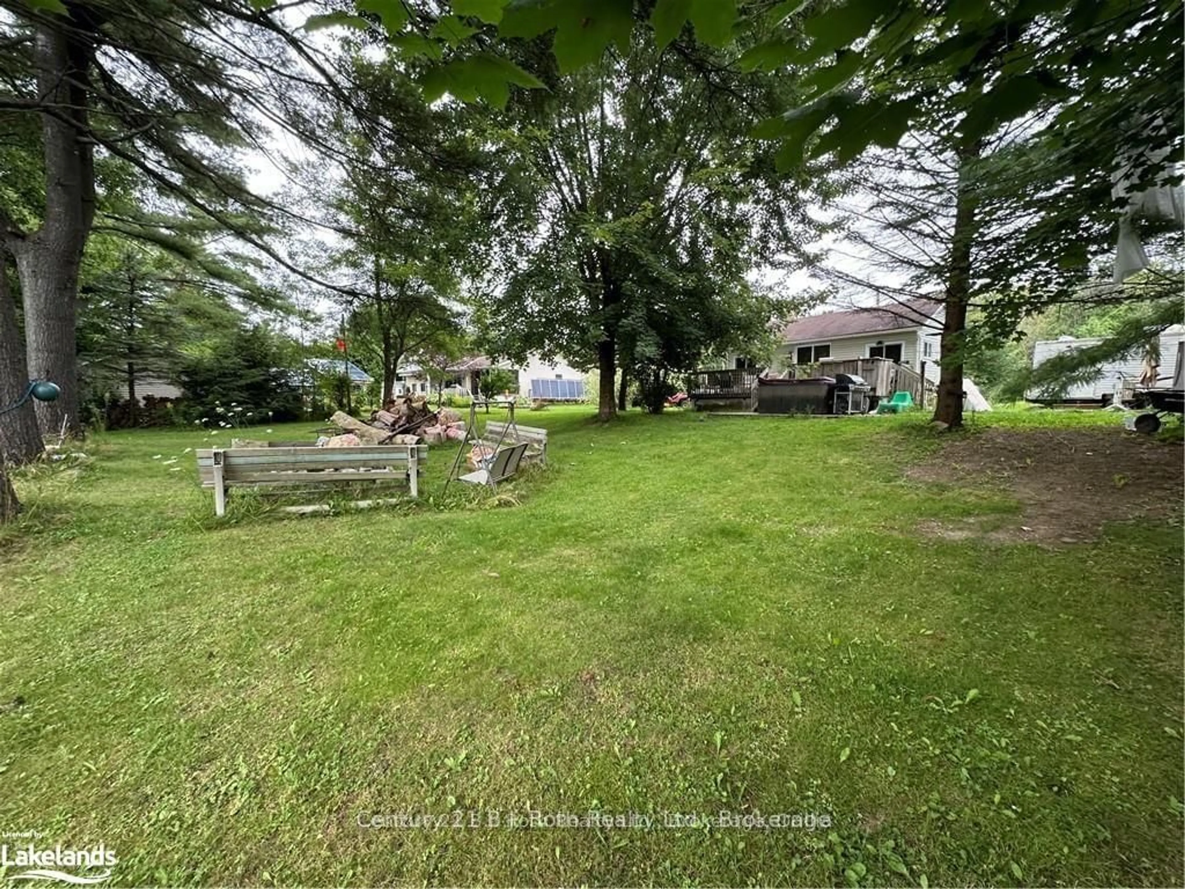 A pic from outside/outdoor area/front of a property/back of a property/a pic from drone, unknown for 4708 SEVERN St, Severn Ontario P0E 1N0