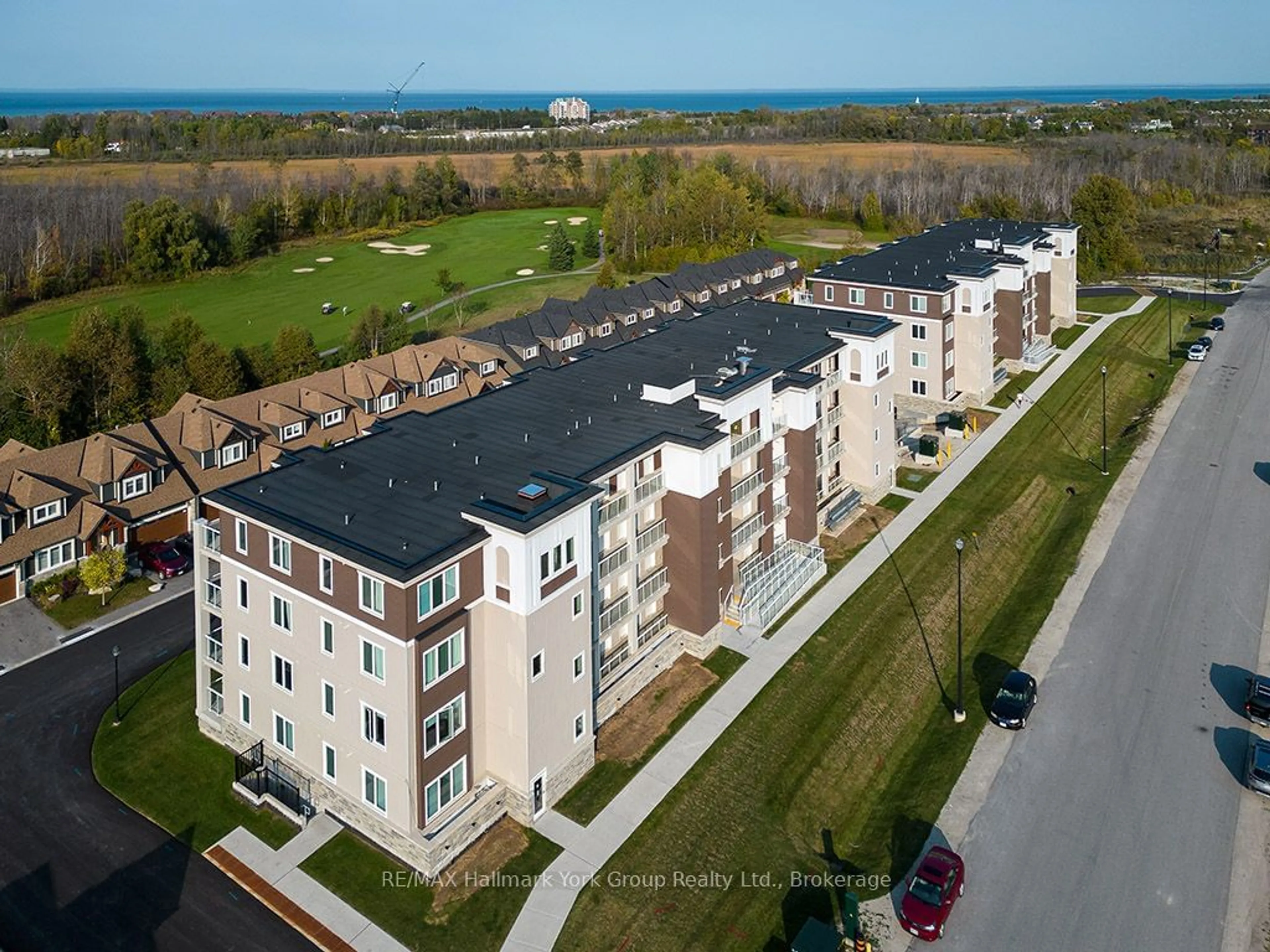 A pic from outside/outdoor area/front of a property/back of a property/a pic from drone, building for 17 Spooner Cres #405, Collingwood Ontario L9Y 1T3