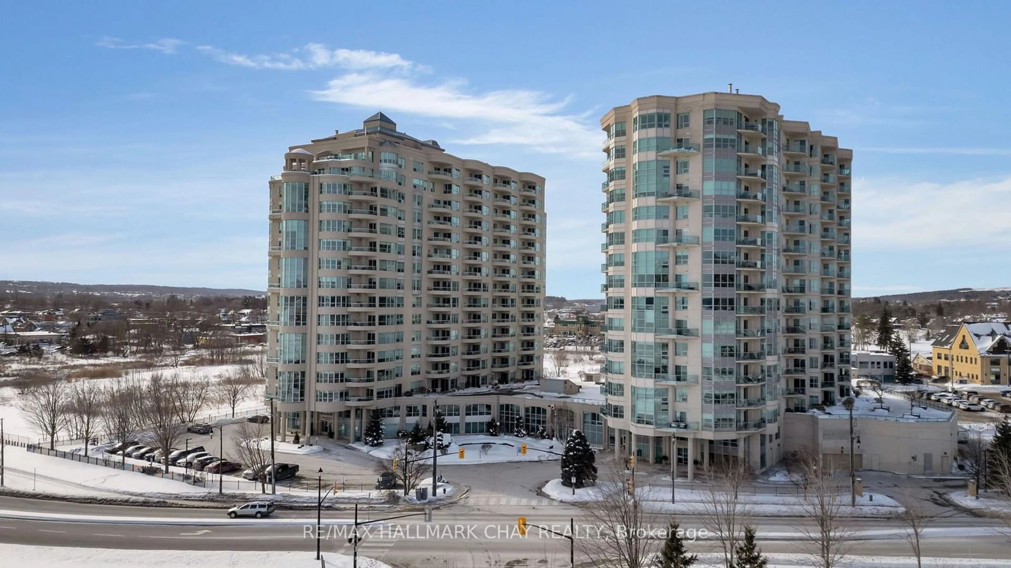A pic from outside/outdoor area/front of a property/back of a property/a pic from drone, city buildings view from balcony for 2 Toronto St #811, Barrie Ontario L4N 9R2
