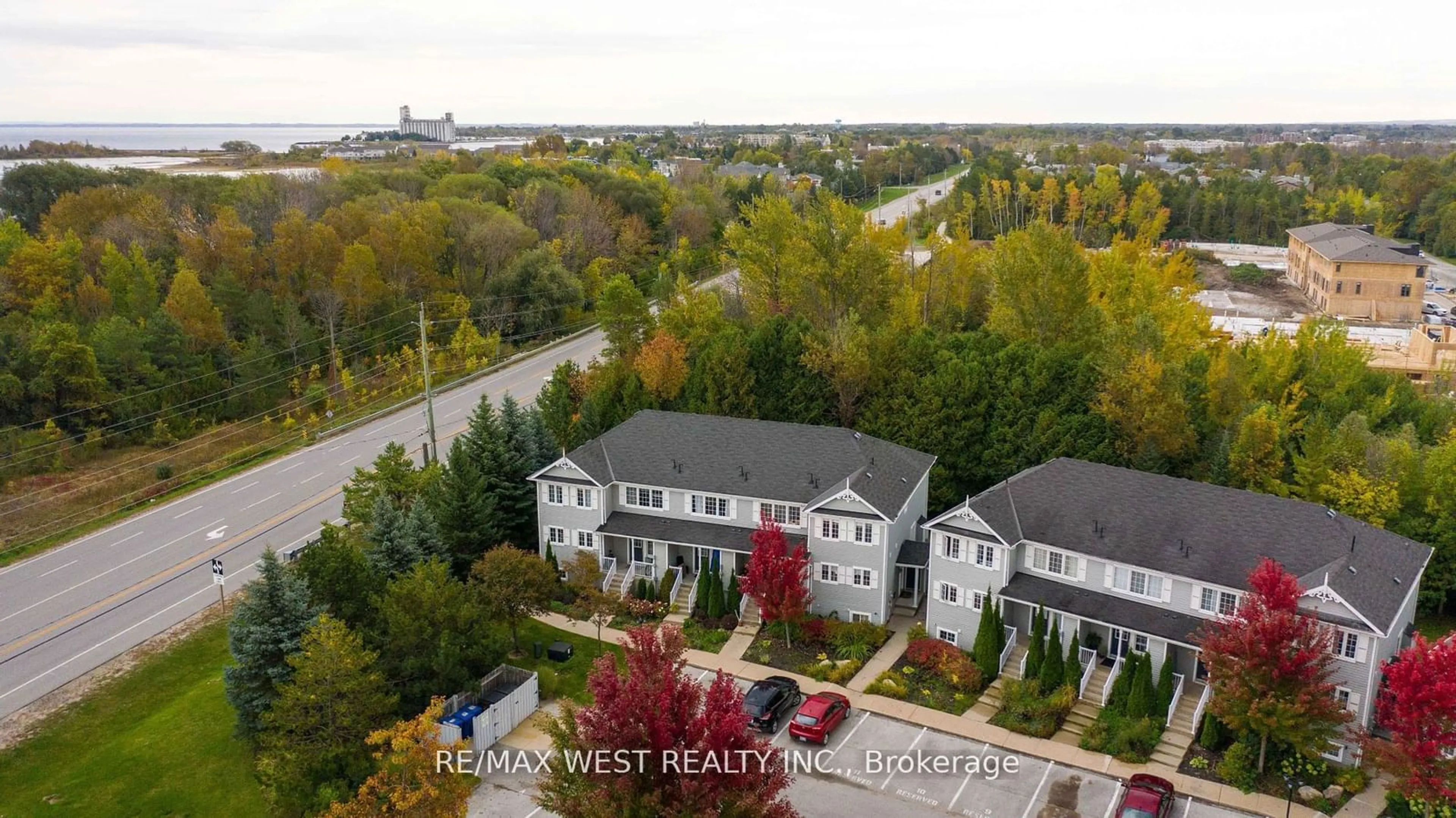 A pic from outside/outdoor area/front of a property/back of a property/a pic from drone, city buildings view from balcony for 11 Royalton Lane #11, Collingwood Ontario L9Y 5K4