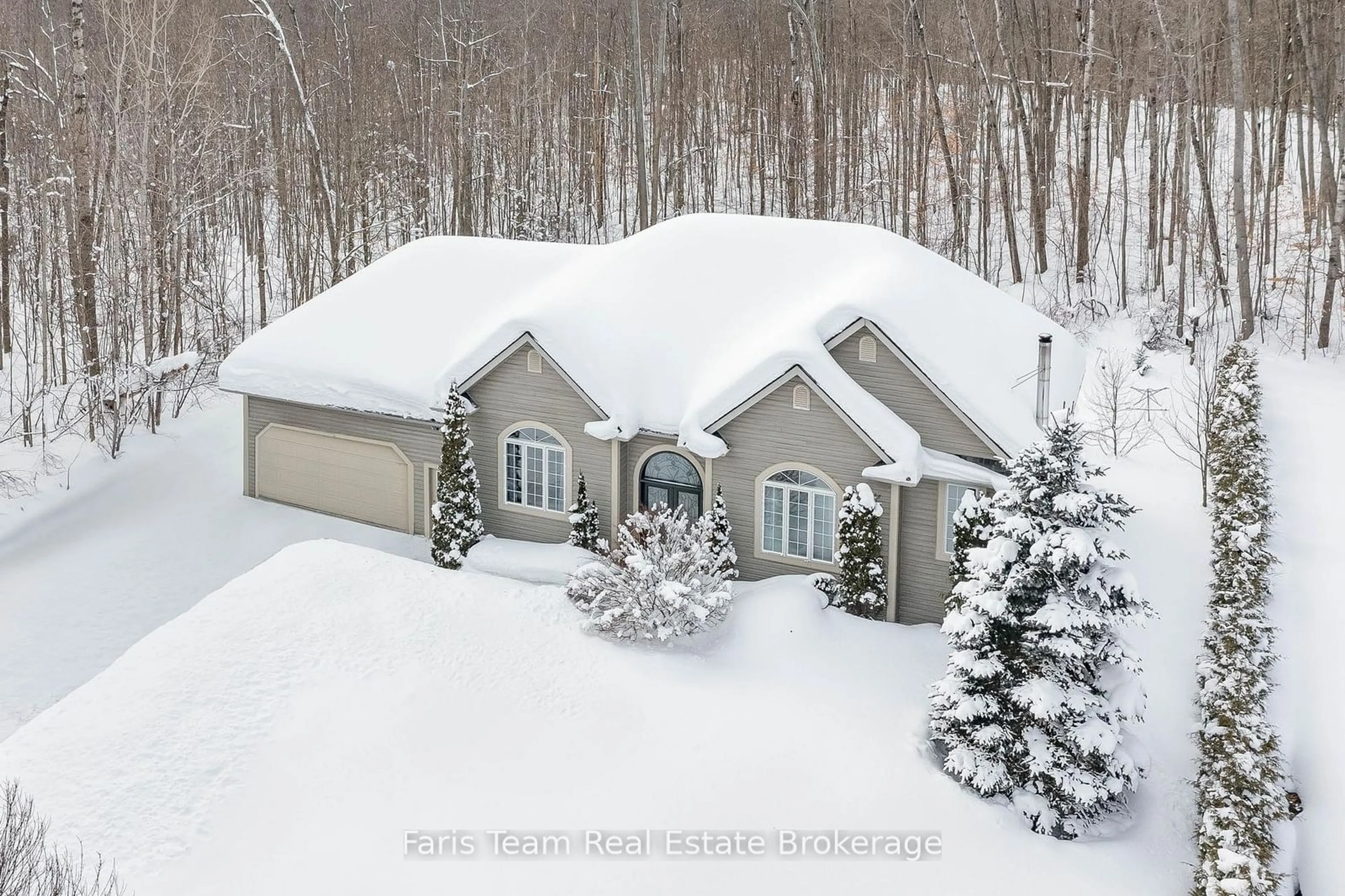 A pic from outside/outdoor area/front of a property/back of a property/a pic from drone, street for 80 Wozniak Rd, Penetanguishene Ontario L9M 1W5