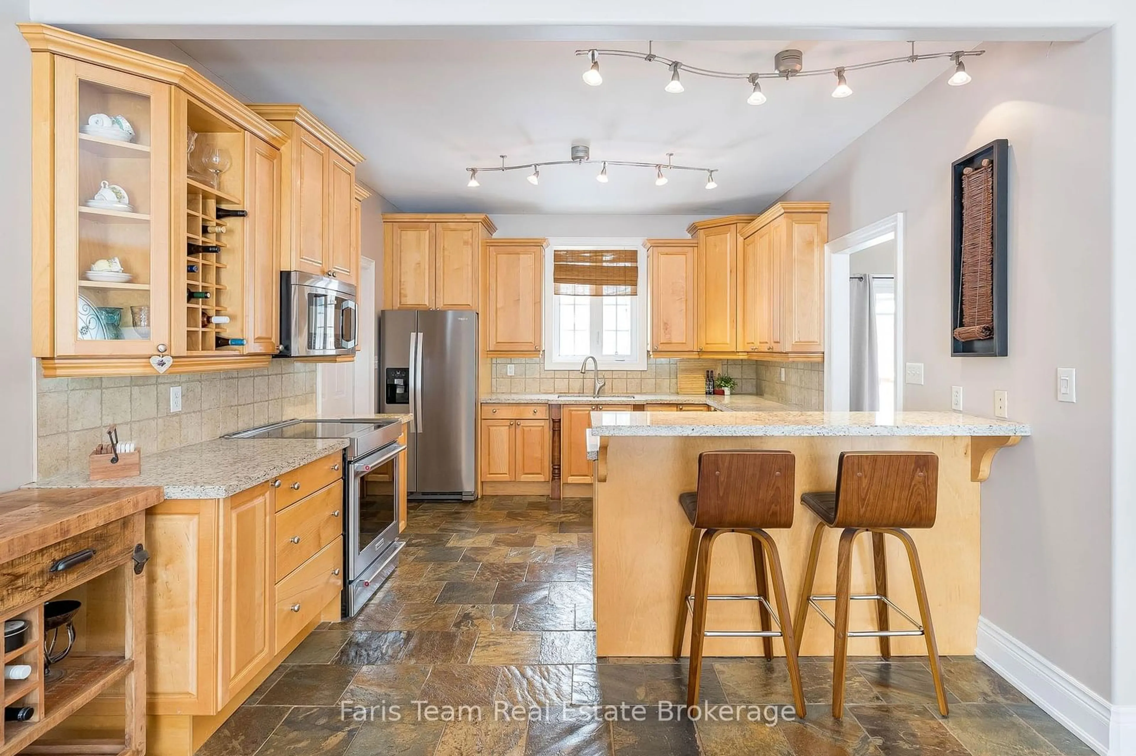 Open concept kitchen, ceramic/tile floor for 80 Wozniak Rd, Penetanguishene Ontario L9M 1W5