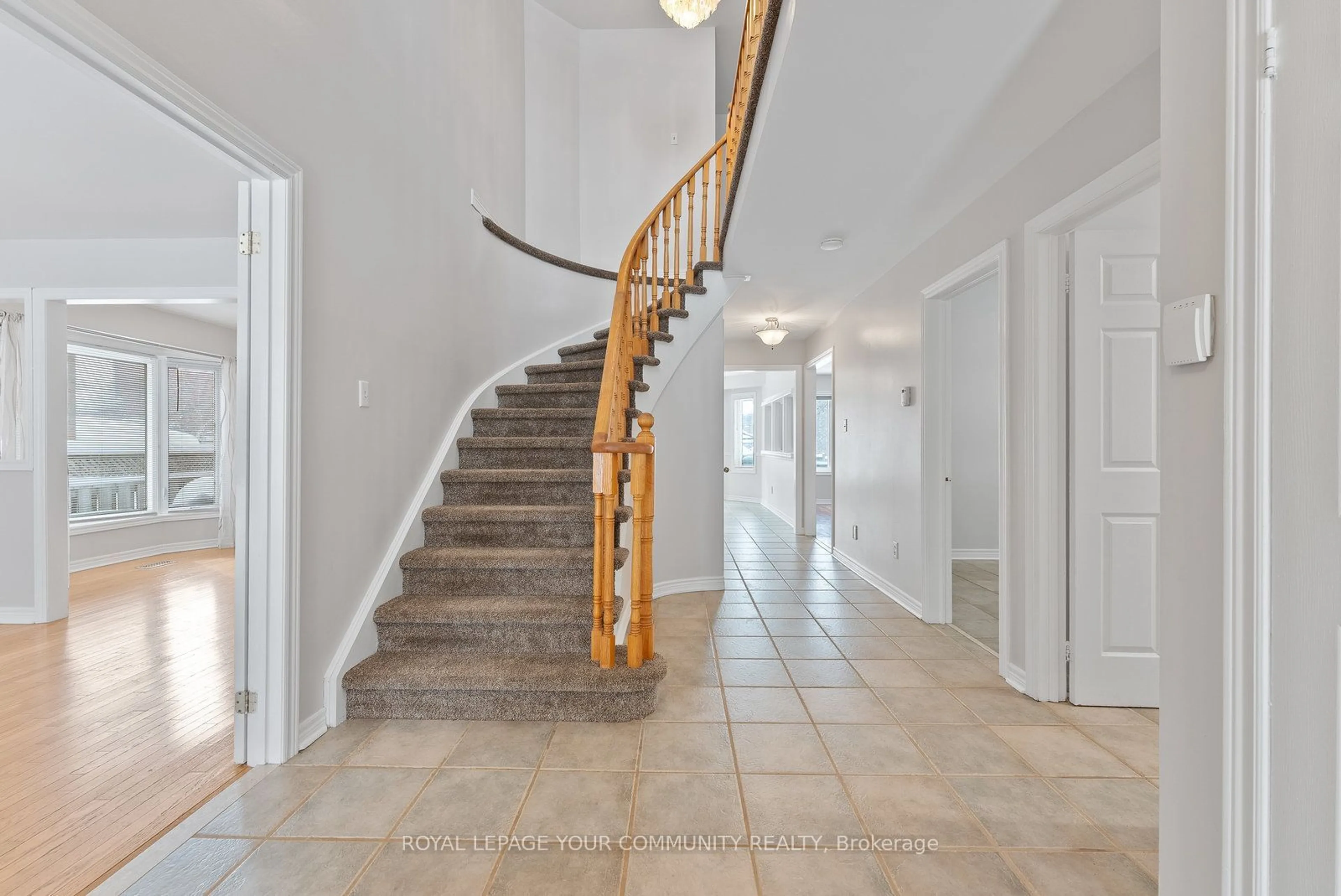 Indoor foyer for 115 James St, Barrie Ontario L4N 6Y1