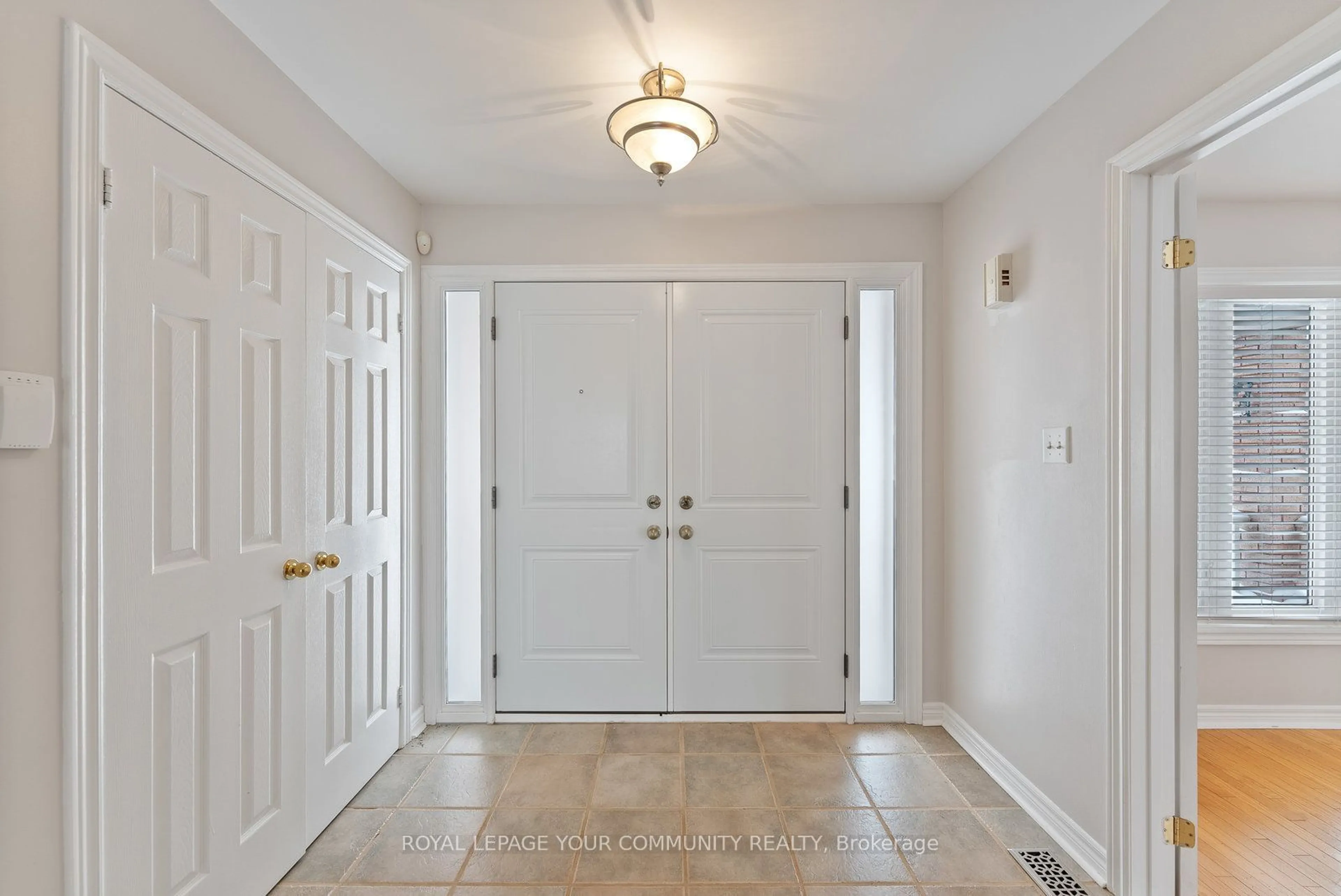 Indoor entryway for 115 James St, Barrie Ontario L4N 6Y1