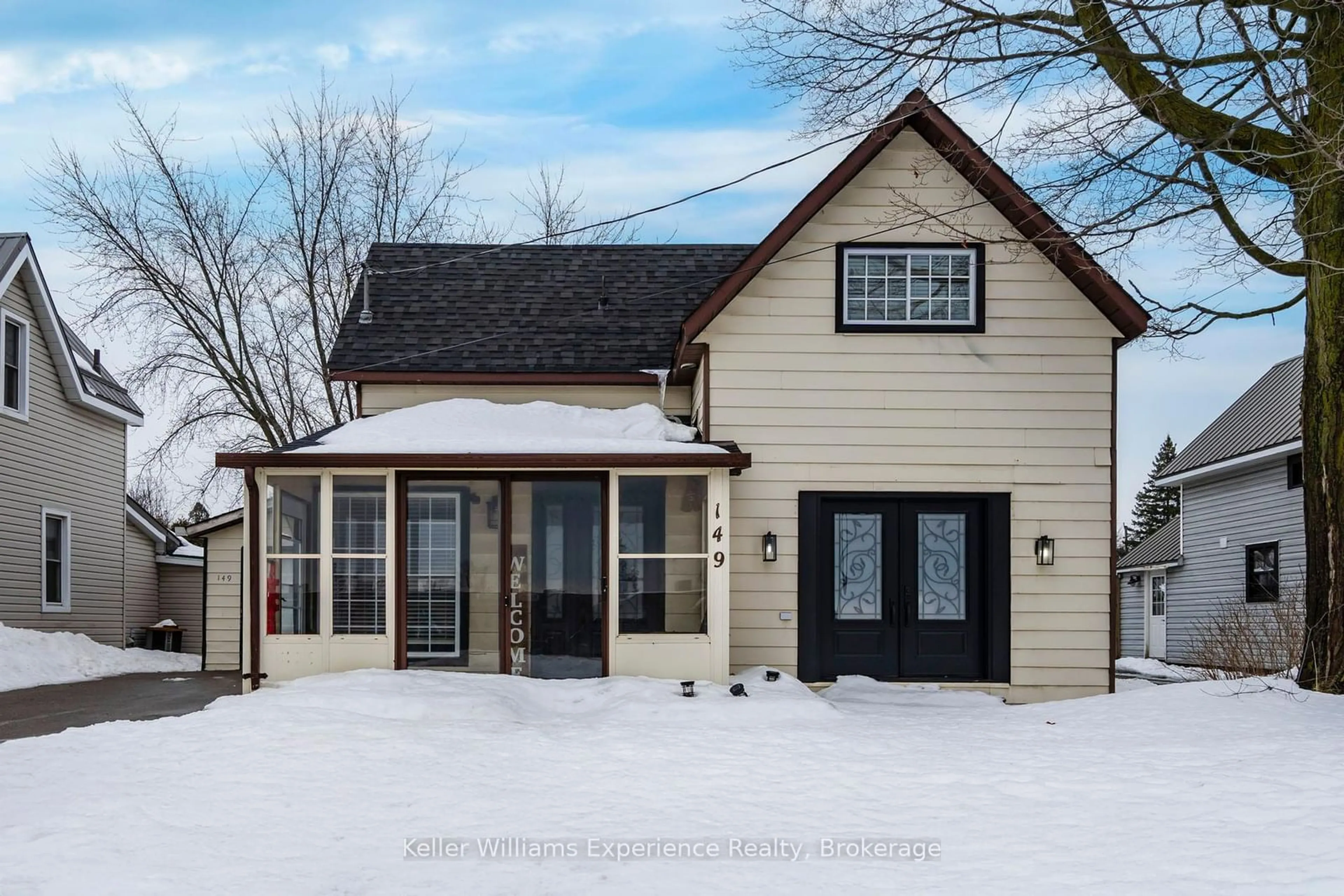 Home with vinyl exterior material, street for 149 Main St, Penetanguishene Ontario L9M 1L7