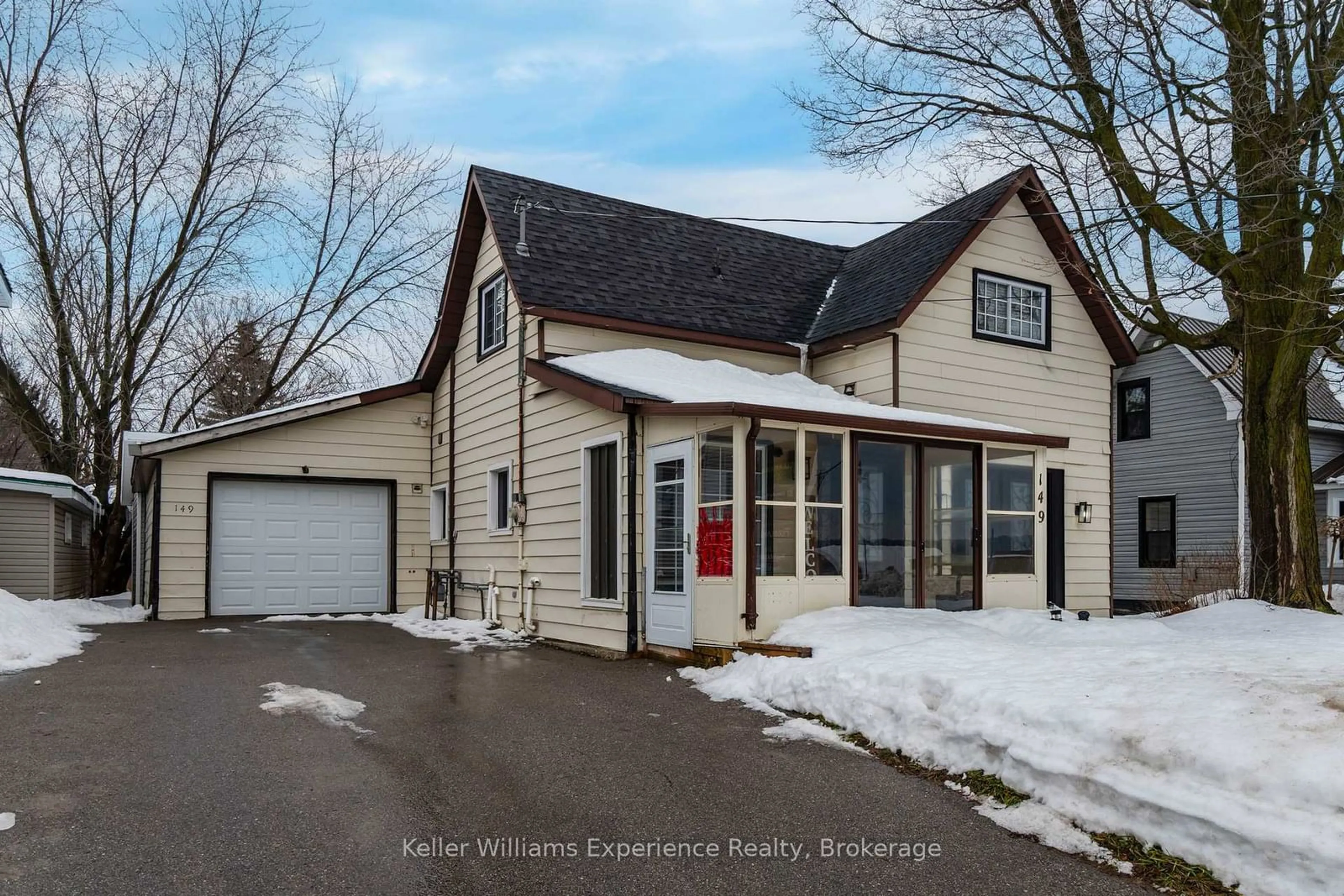 Home with vinyl exterior material, street for 149 Main St, Penetanguishene Ontario L9M 1L7