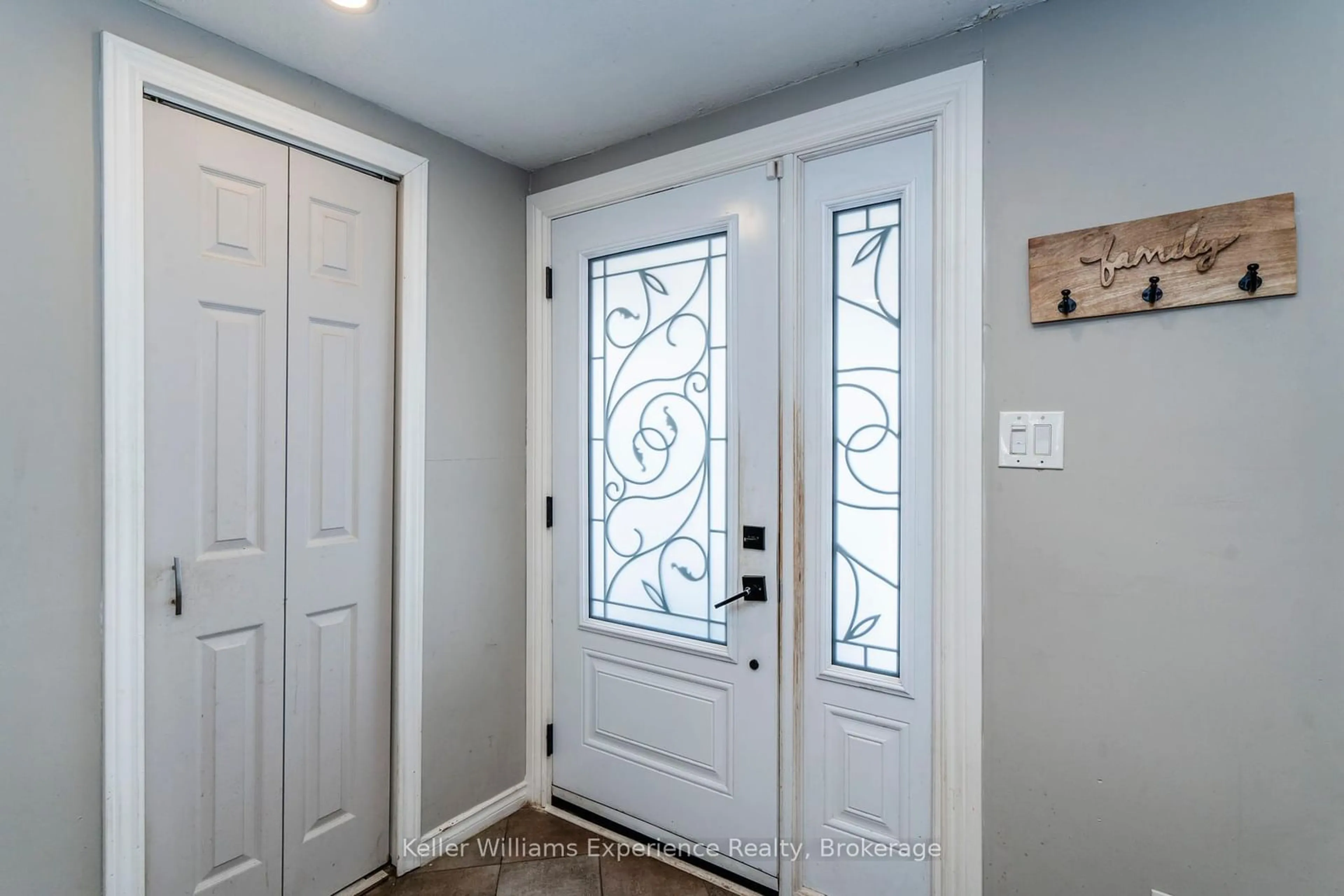 Indoor entryway for 149 Main St, Penetanguishene Ontario L9M 1L7