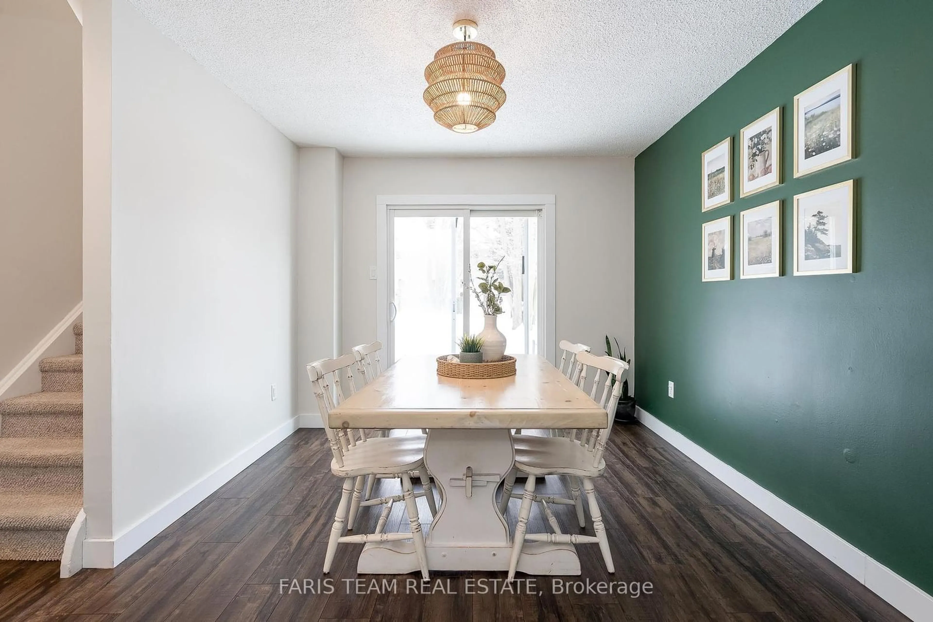 Dining room, wood/laminate floor for 82 Elizabeth St, Barrie Ontario L4N 6P2