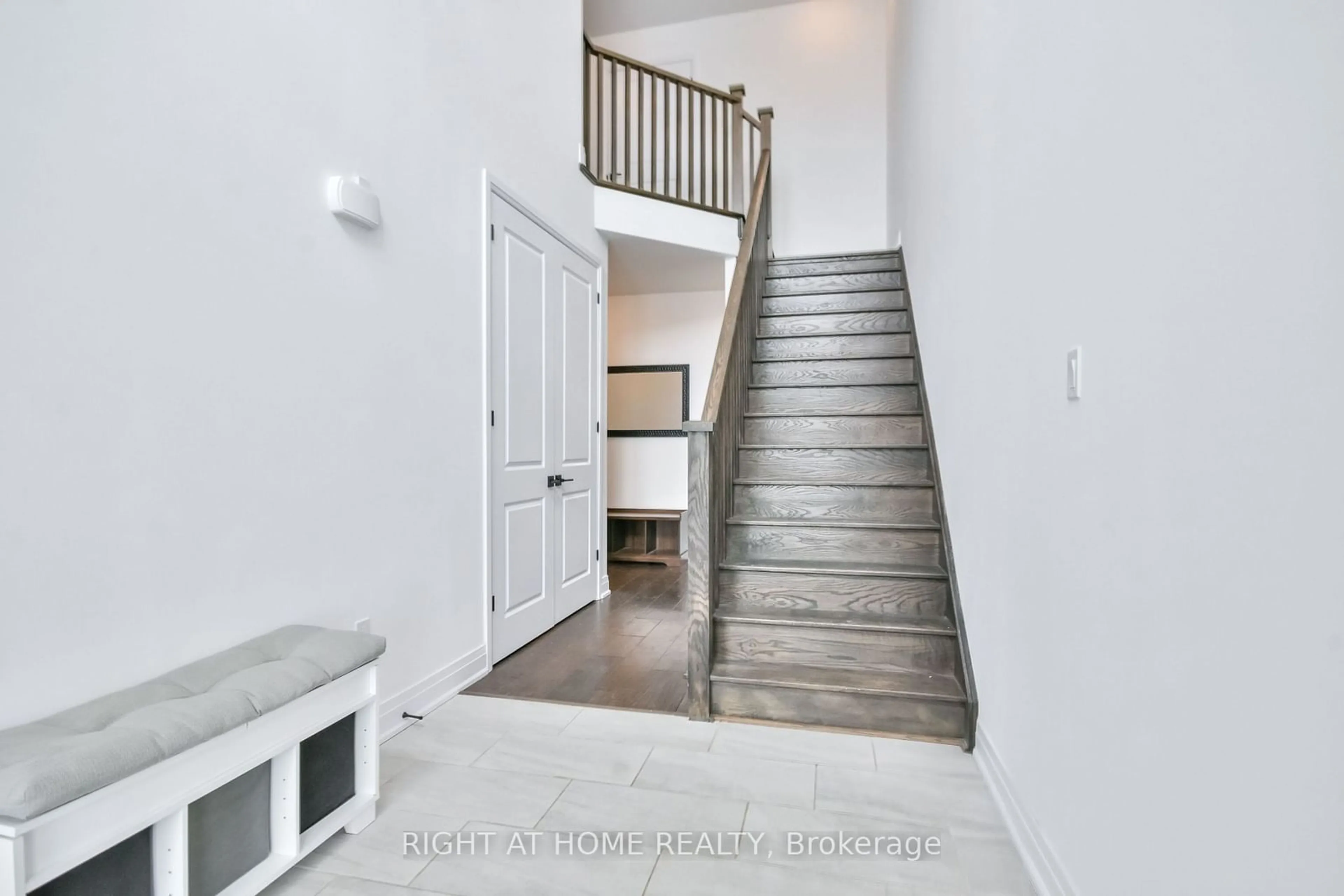 Indoor entryway for 51 Franklin Tr, Barrie Ontario L9J 0J1