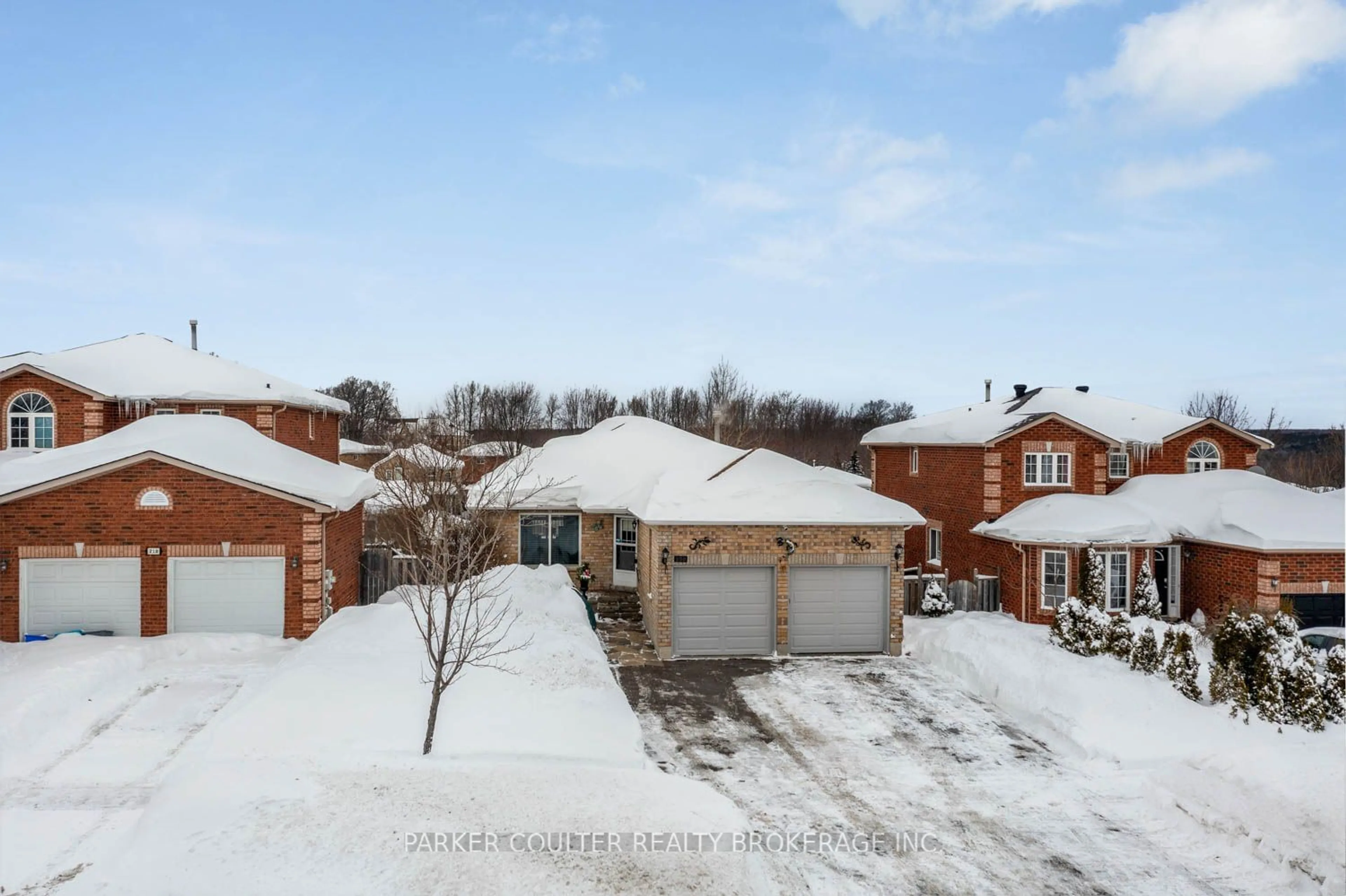 A pic from outside/outdoor area/front of a property/back of a property/a pic from drone, street for 220 Livingstone St, Barrie Ontario L4M 6M5