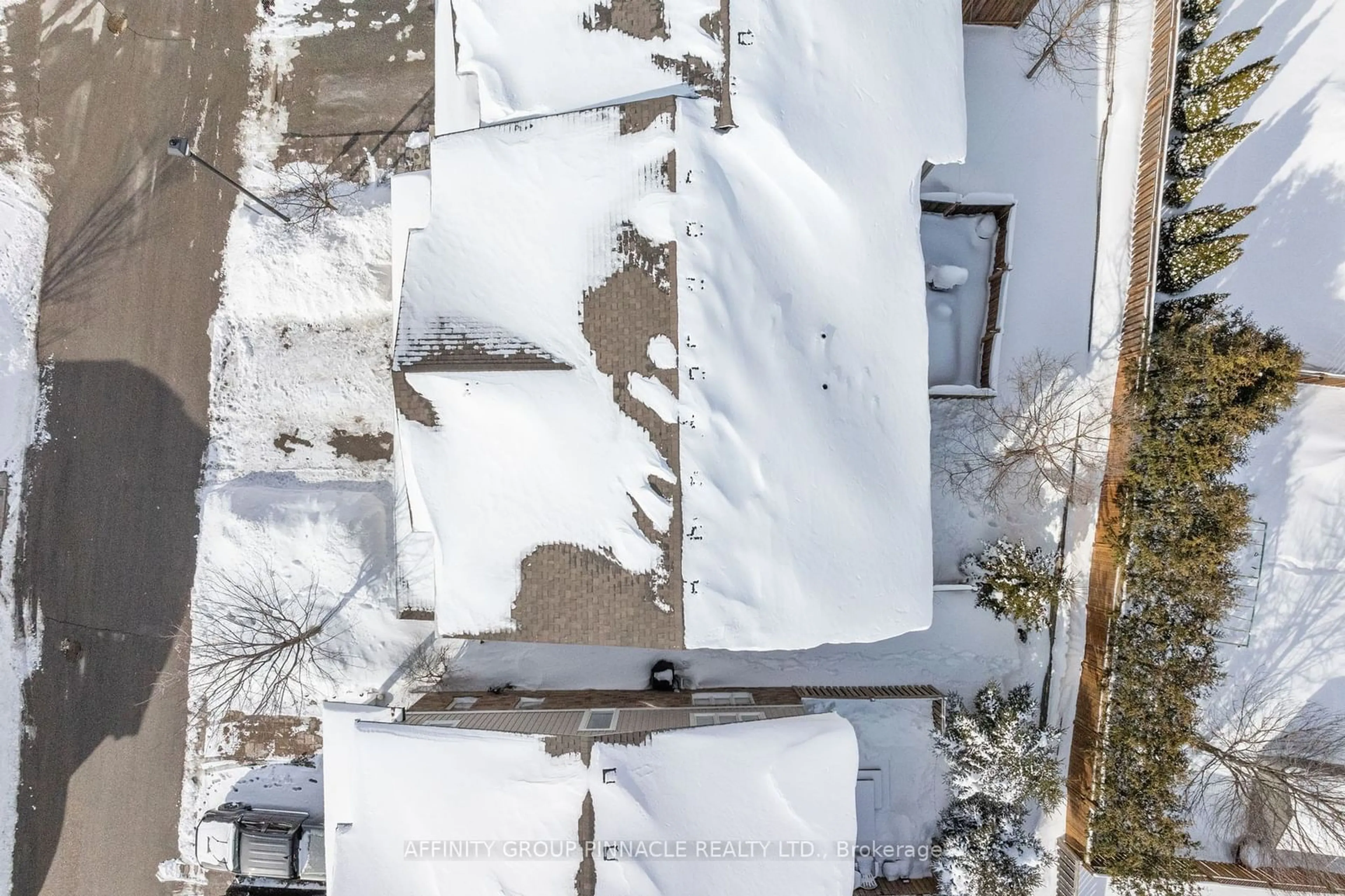 A pic from outside/outdoor area/front of a property/back of a property/a pic from drone, building for 75 Prince William Way #32, Barrie Ontario L4M 7P5