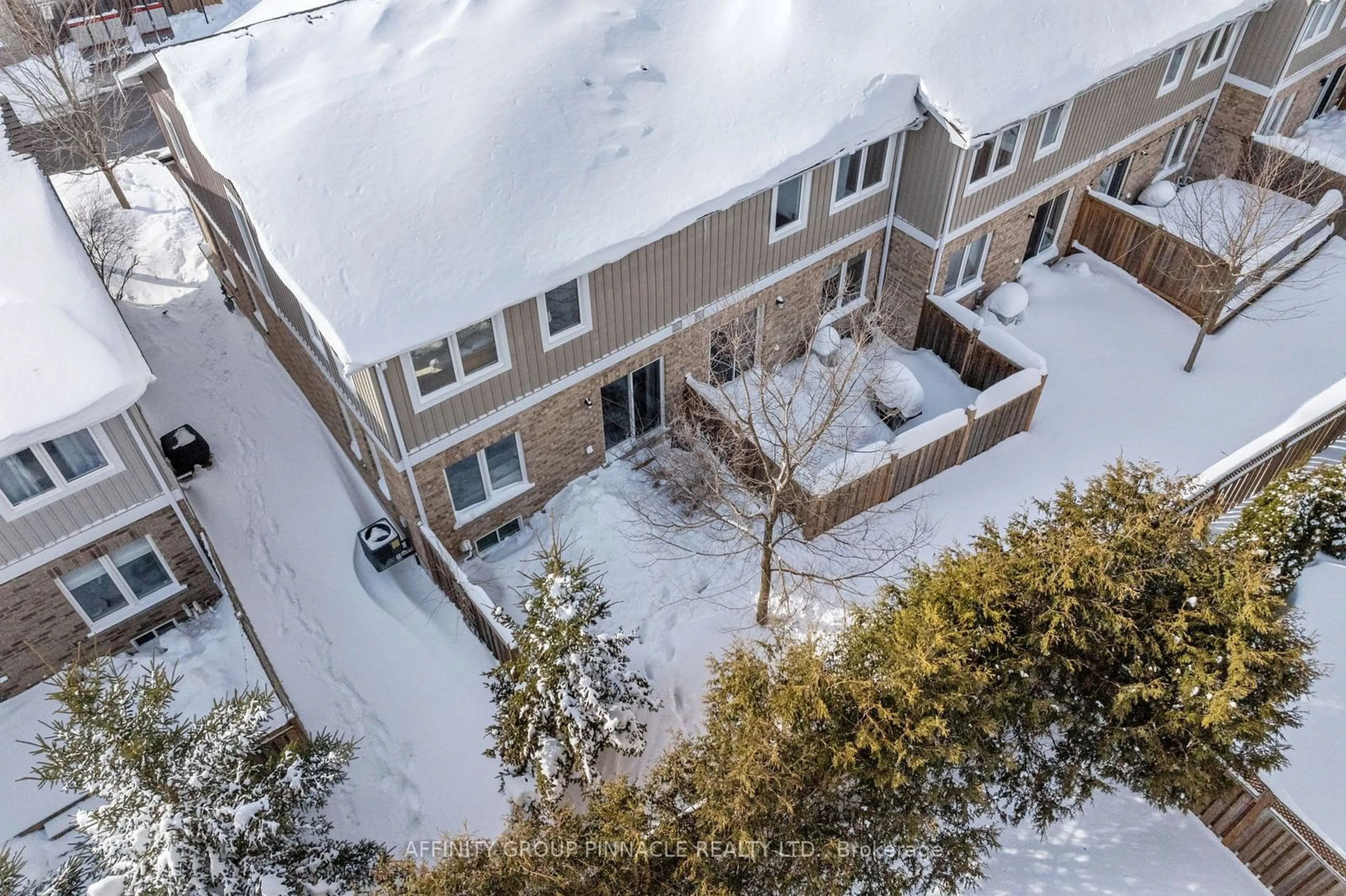 A pic from outside/outdoor area/front of a property/back of a property/a pic from drone, unknown for 75 Prince William Way #32, Barrie Ontario L4M 7P5