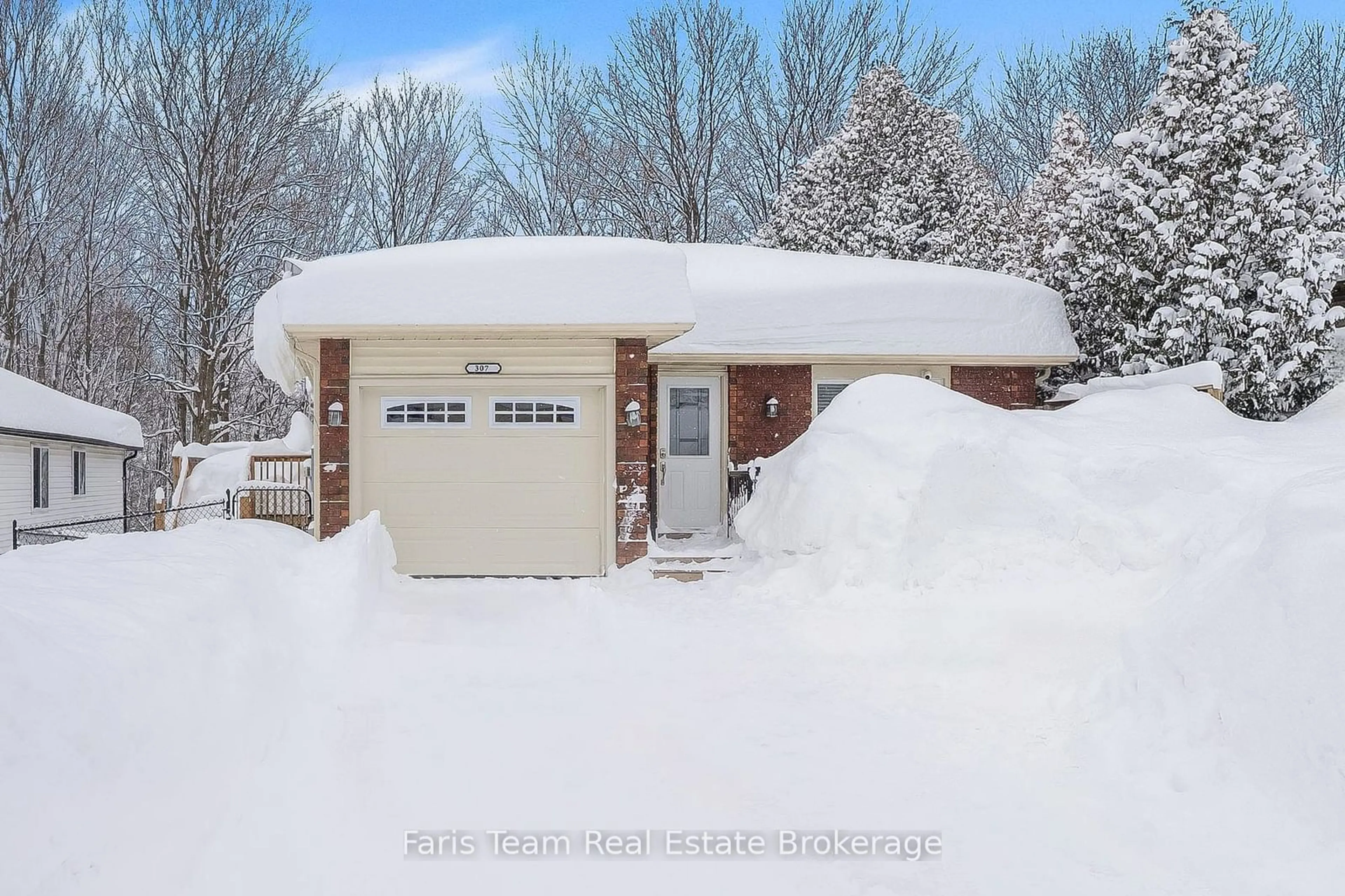 Indoor garage for 307 Christine Dr, Midland Ontario L4R 5A4