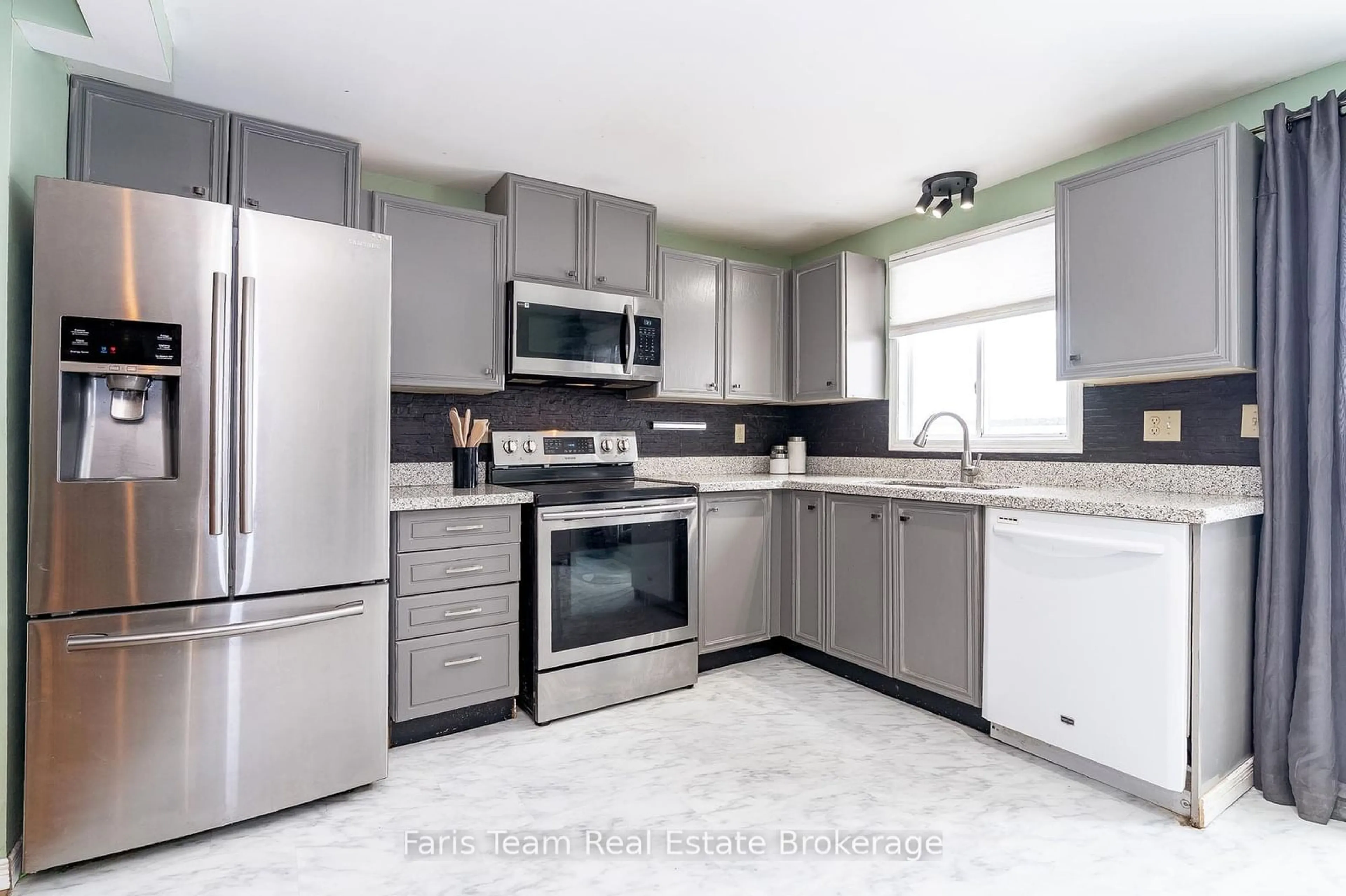 Standard kitchen, ceramic/tile floor for 307 Christine Dr, Midland Ontario L4R 5A4