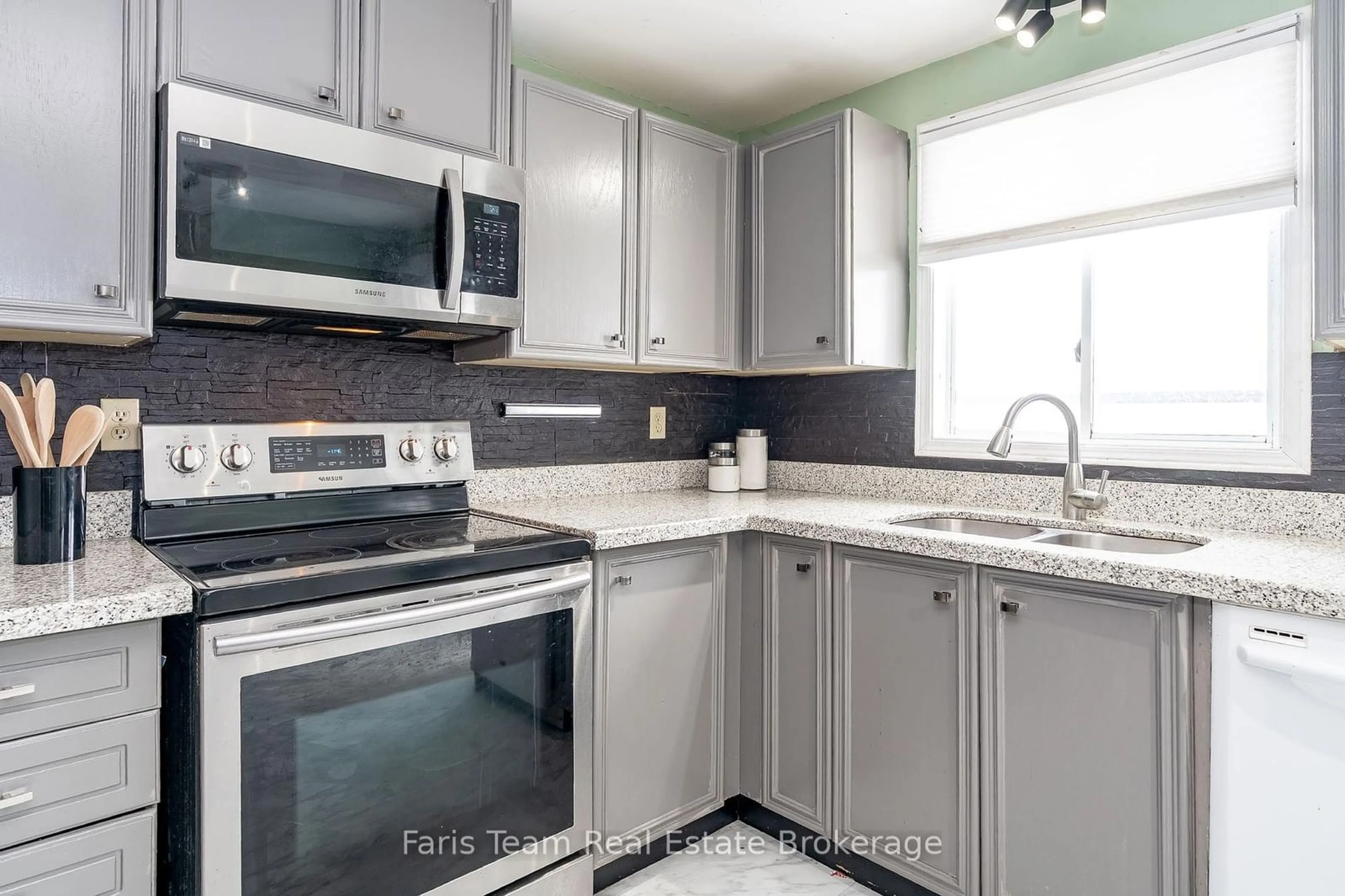 Standard kitchen, ceramic/tile floor for 307 Christine Dr, Midland Ontario L4R 5A4