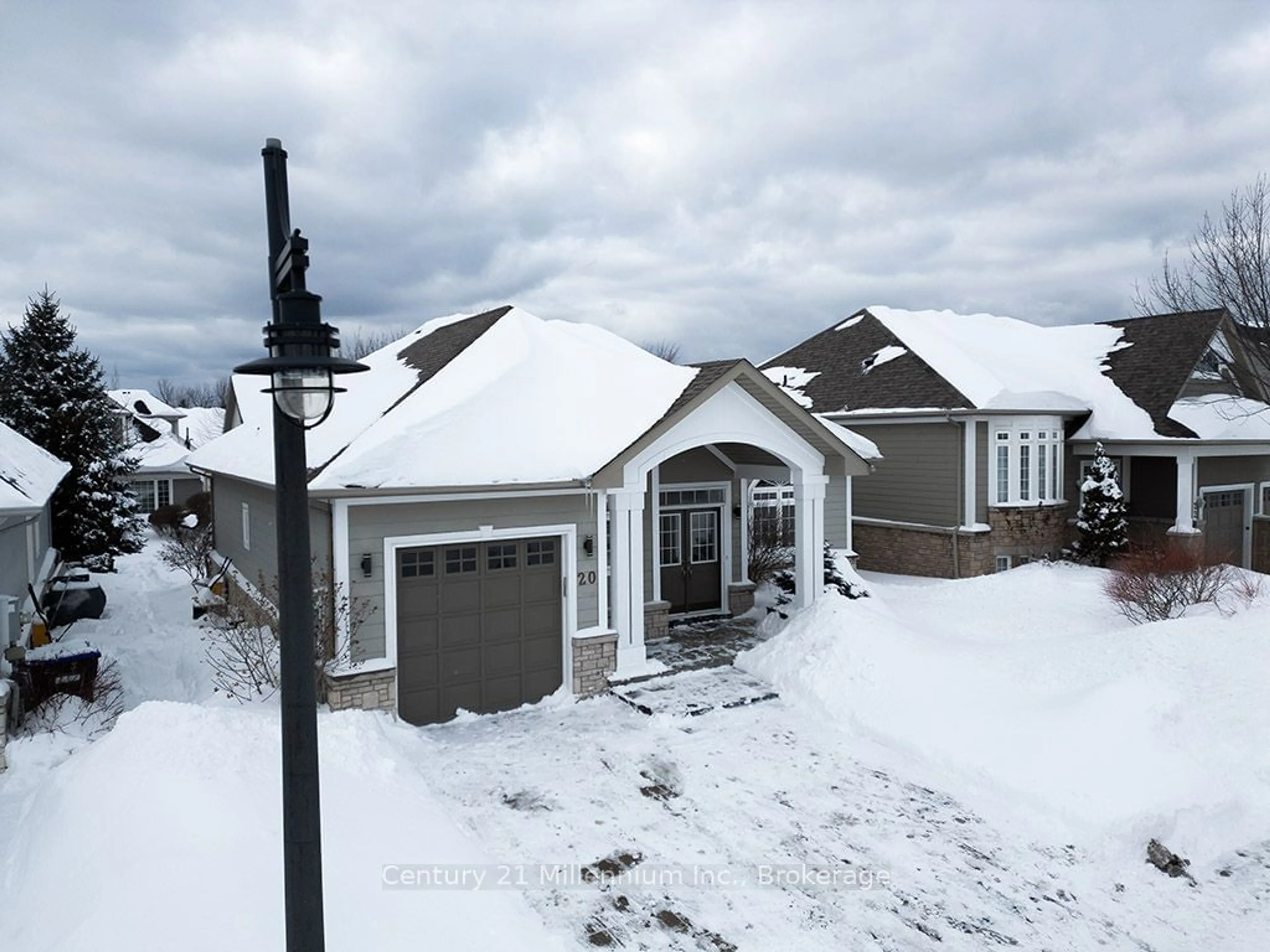 A pic from outside/outdoor area/front of a property/back of a property/a pic from drone, street for 20 Surfside Cres, Collingwood Ontario L9Y 4Z8