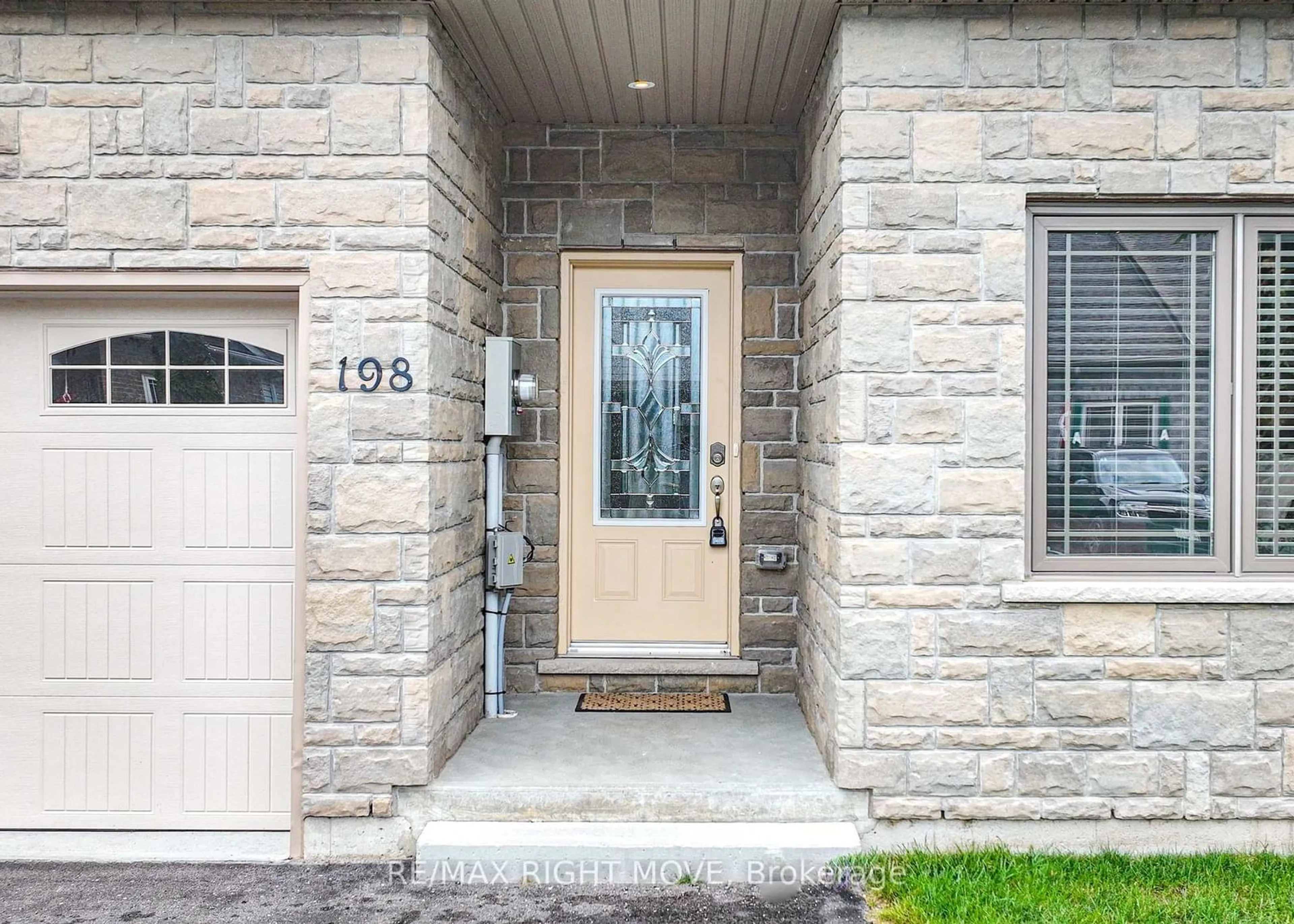 Indoor entryway for 198 Lucy Lane, Orillia Ontario L3V 0G3