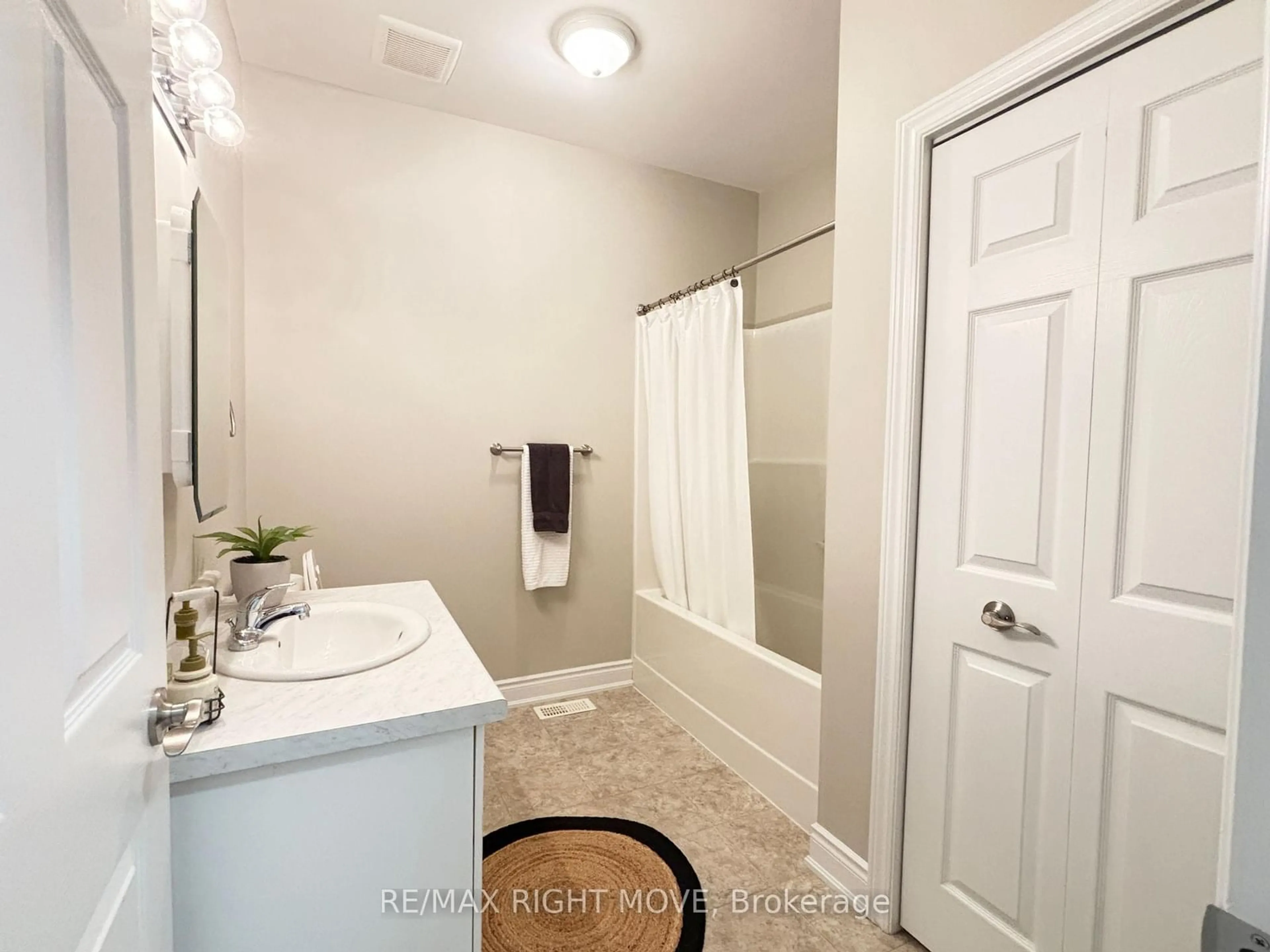 Standard bathroom, ceramic/tile floor for 198 Lucy Lane, Orillia Ontario L3V 0G3