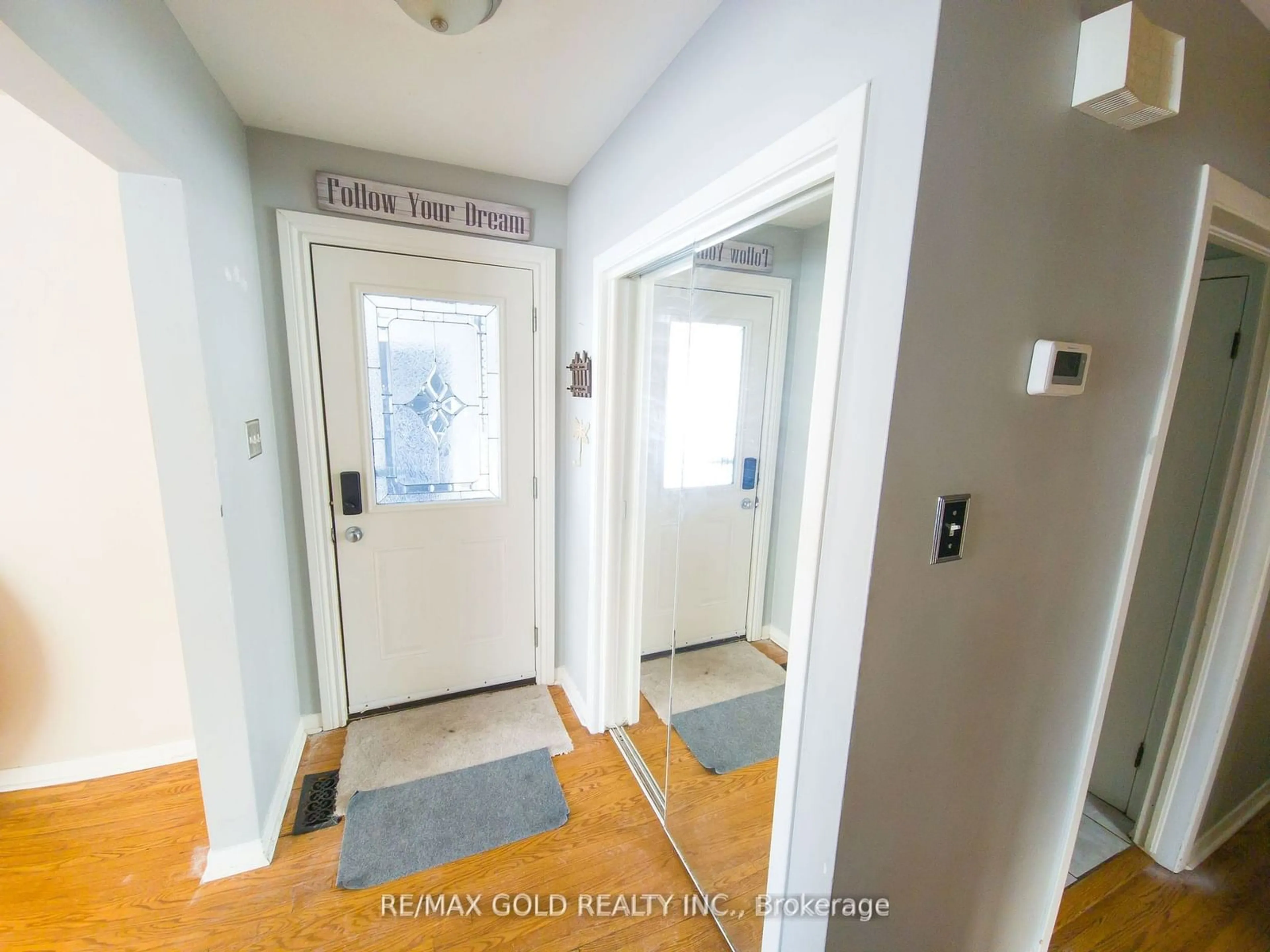 Indoor entryway for 275 Grove St, Barrie Ontario L4M 2R2