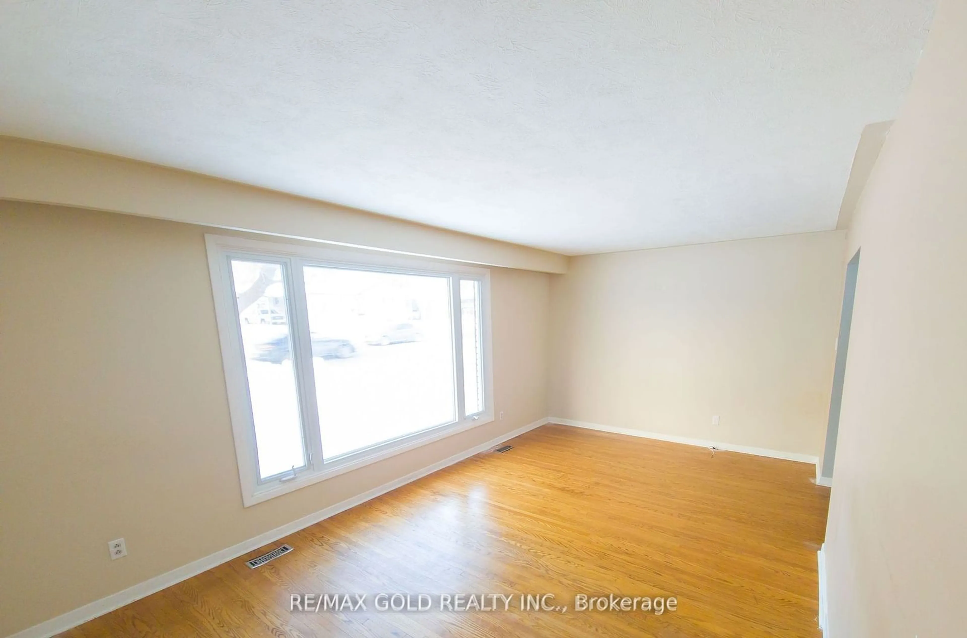 A pic of a room for 275 Grove St, Barrie Ontario L4M 2R2