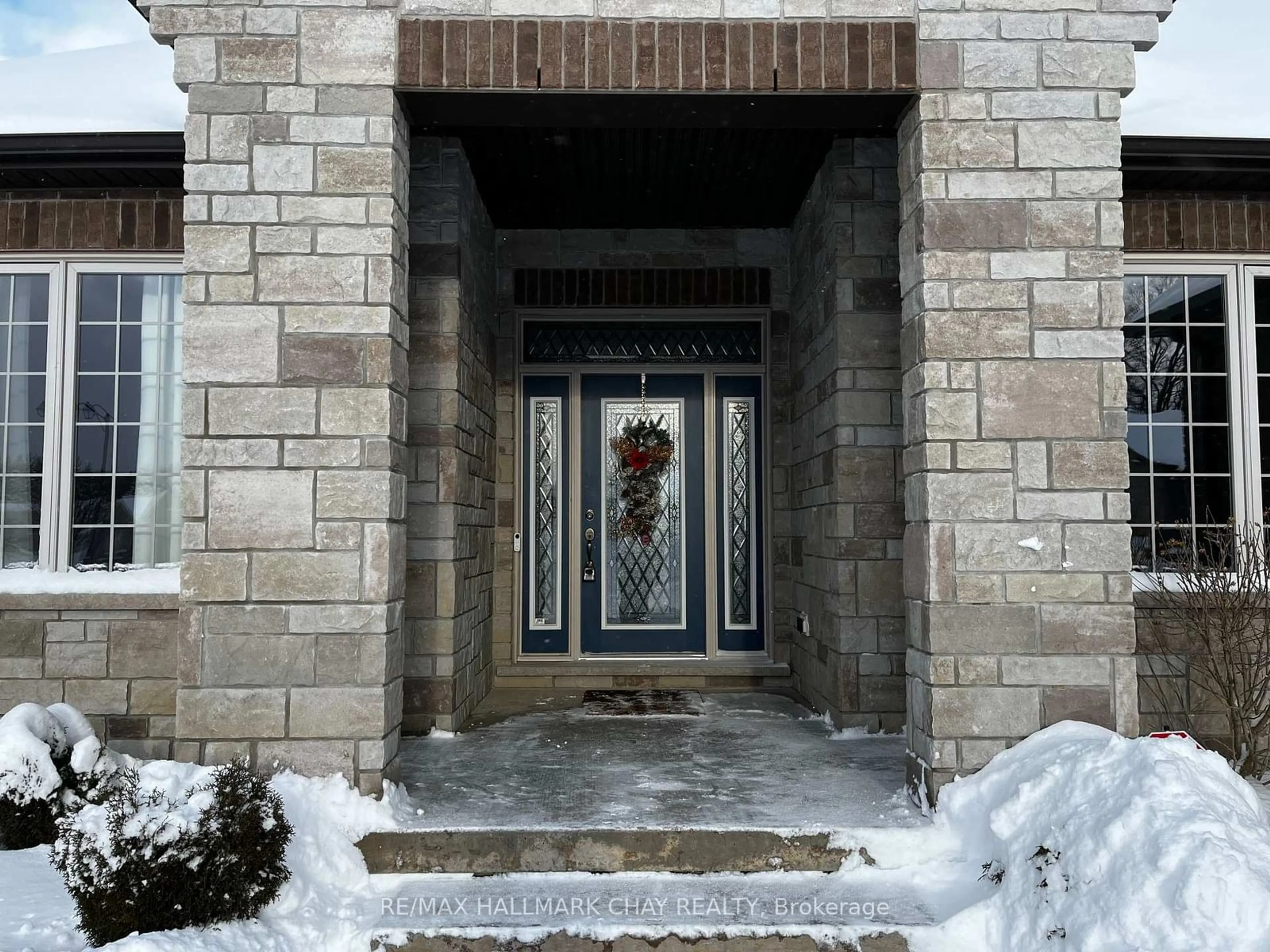 Indoor entryway for 5 Kanata Crt, Springwater Ontario L9X 0V4