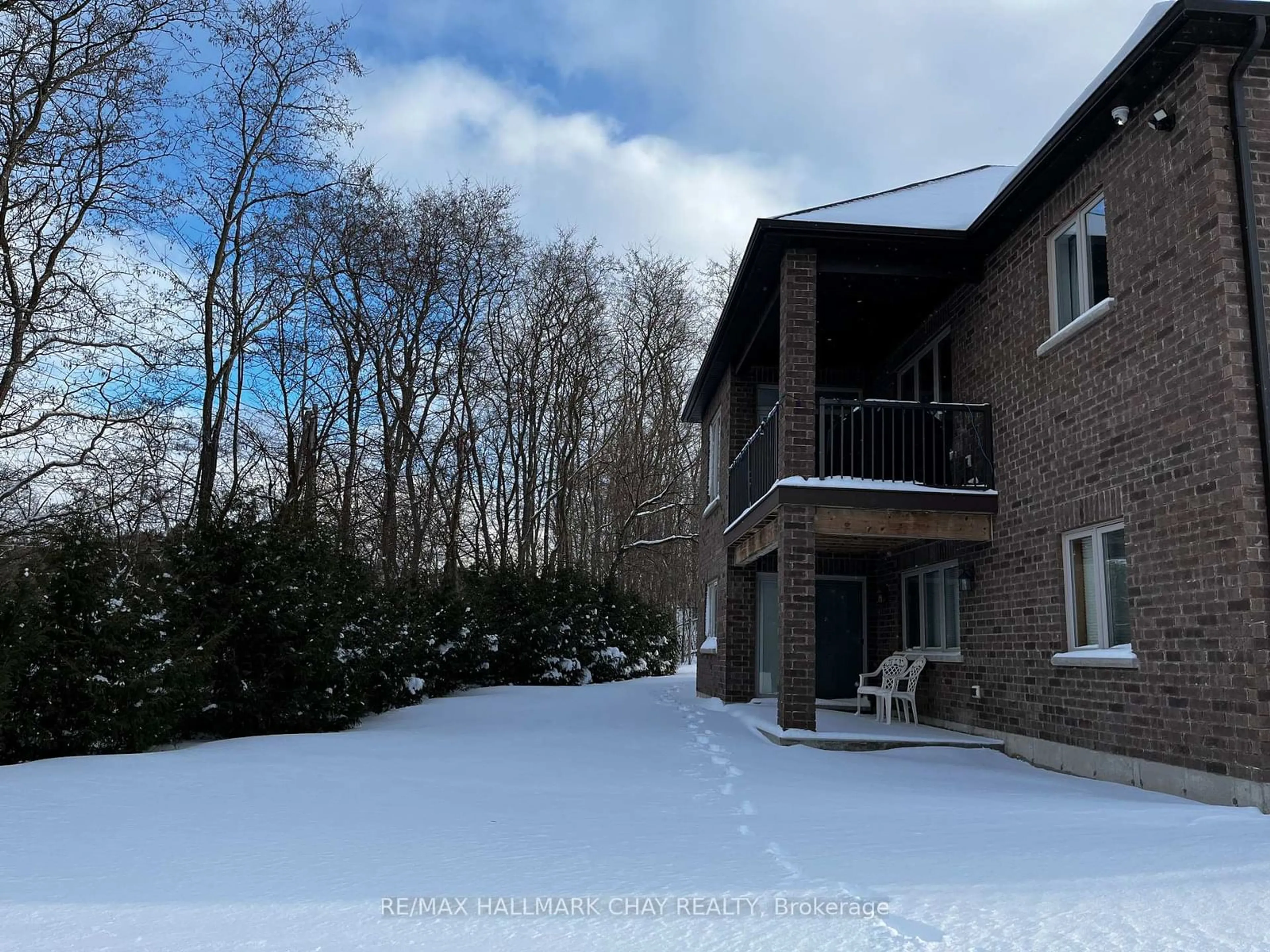 A pic from outside/outdoor area/front of a property/back of a property/a pic from drone, unknown for 5 Kanata Crt, Springwater Ontario L9X 0V4