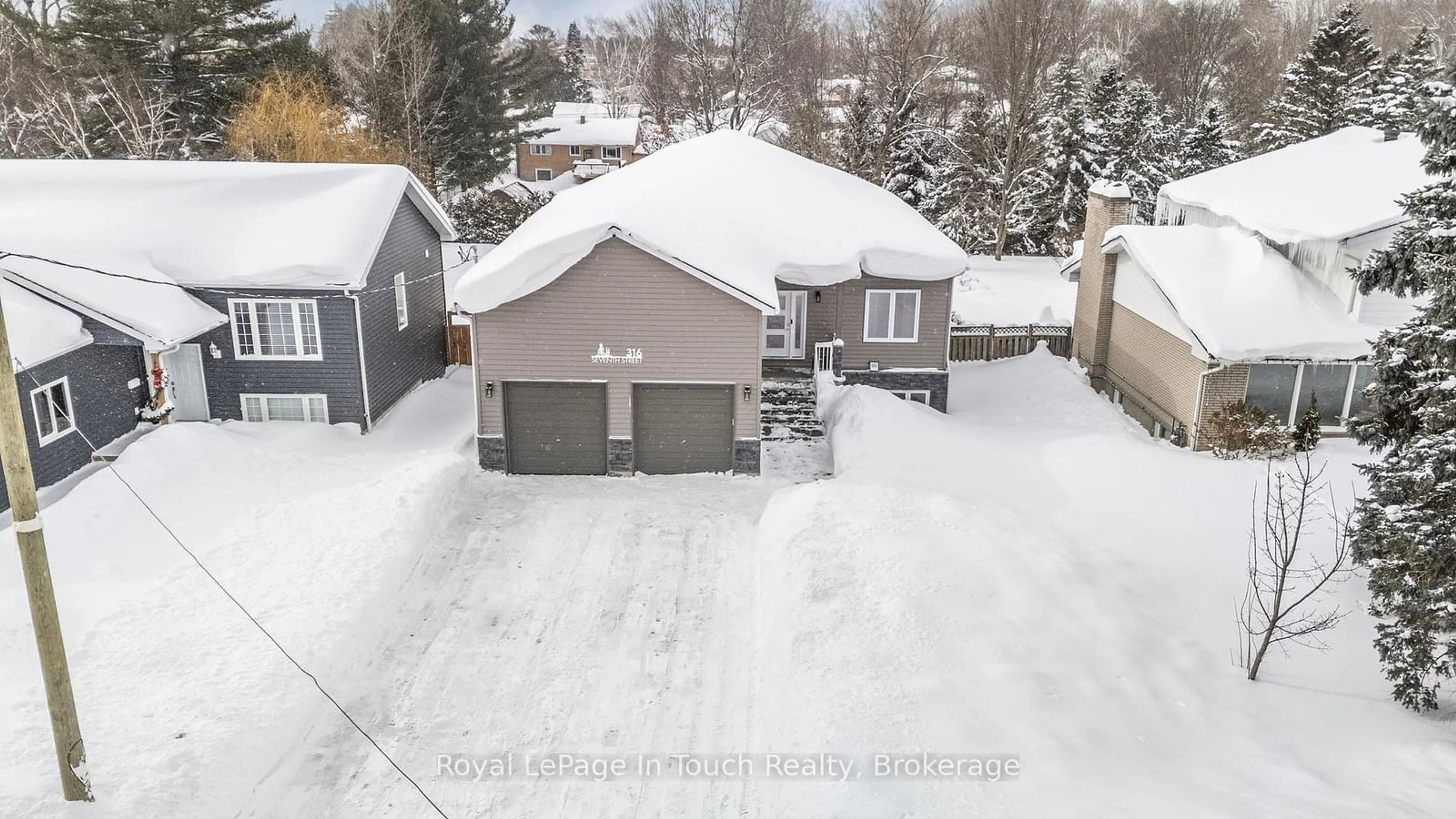 A pic from outside/outdoor area/front of a property/back of a property/a pic from drone, street for 316 Seventh St, Midland Ontario L4R 3Z9