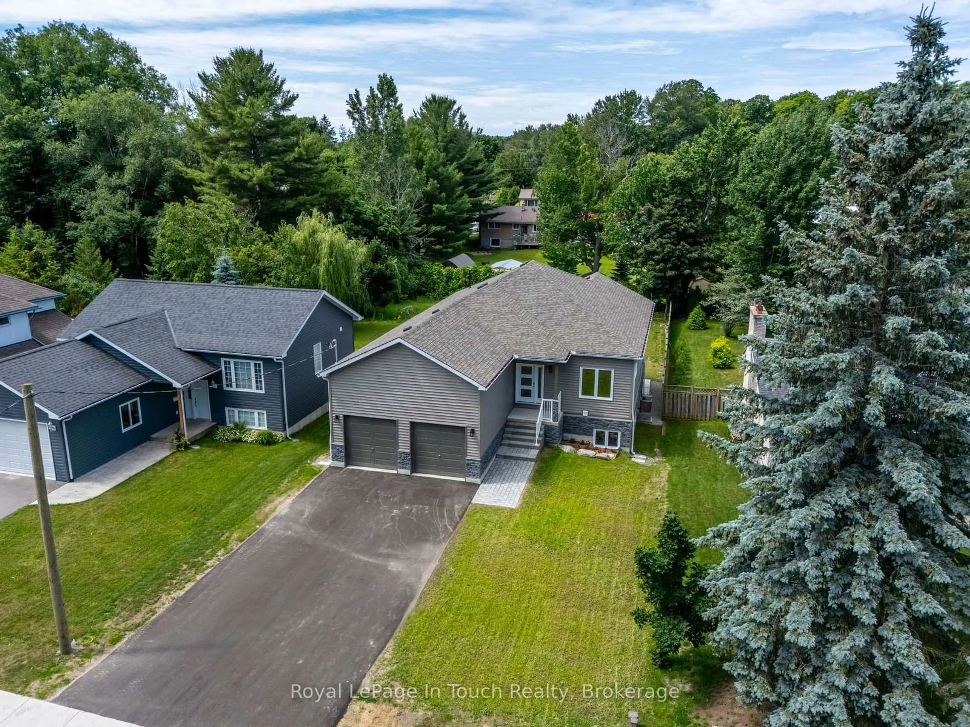 A pic from outside/outdoor area/front of a property/back of a property/a pic from drone, street for 316 Seventh St, Midland Ontario L4R 3Z9