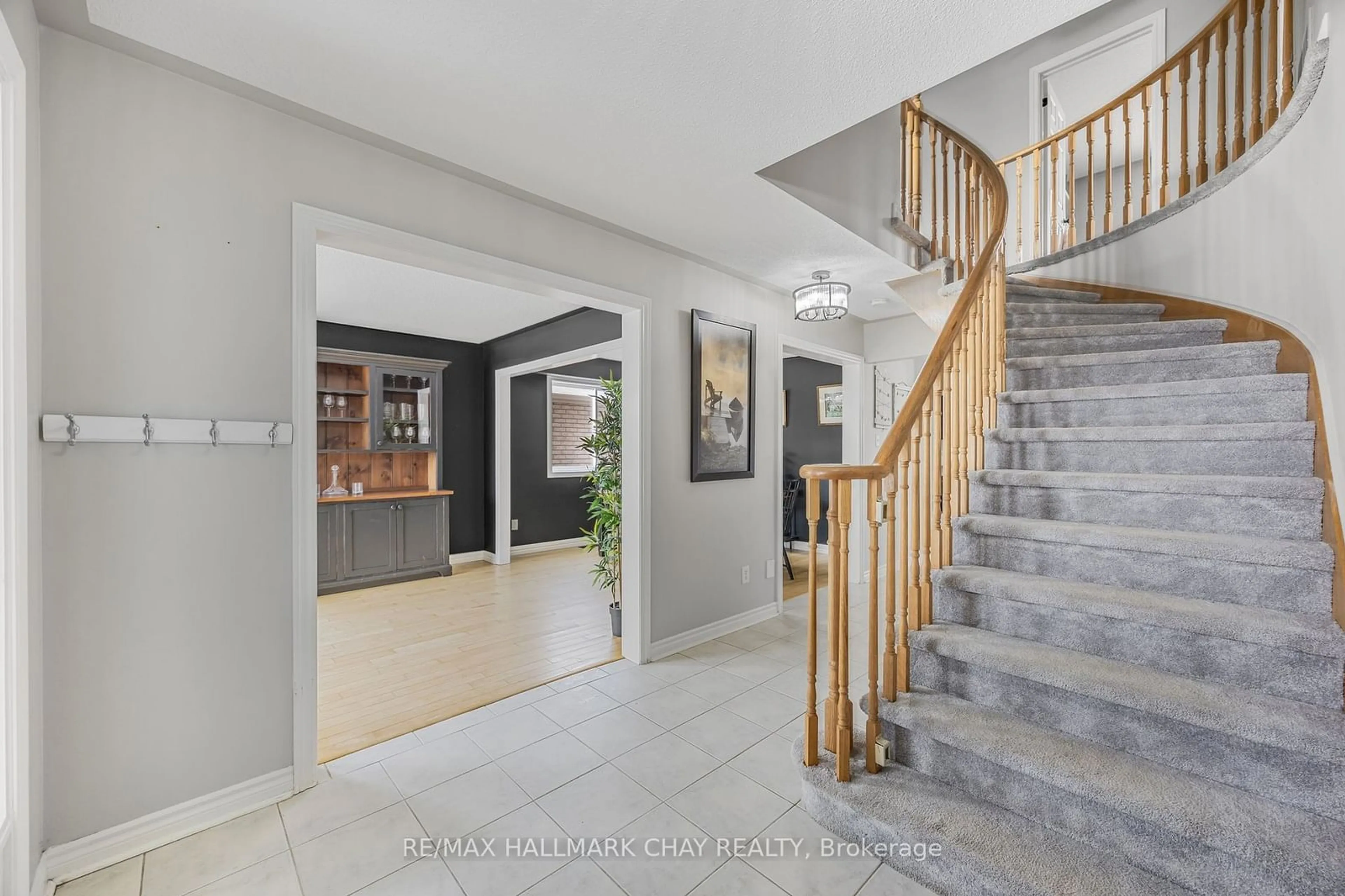 Indoor entryway for 125 Monique Cres, Barrie Ontario L4M 6Y5