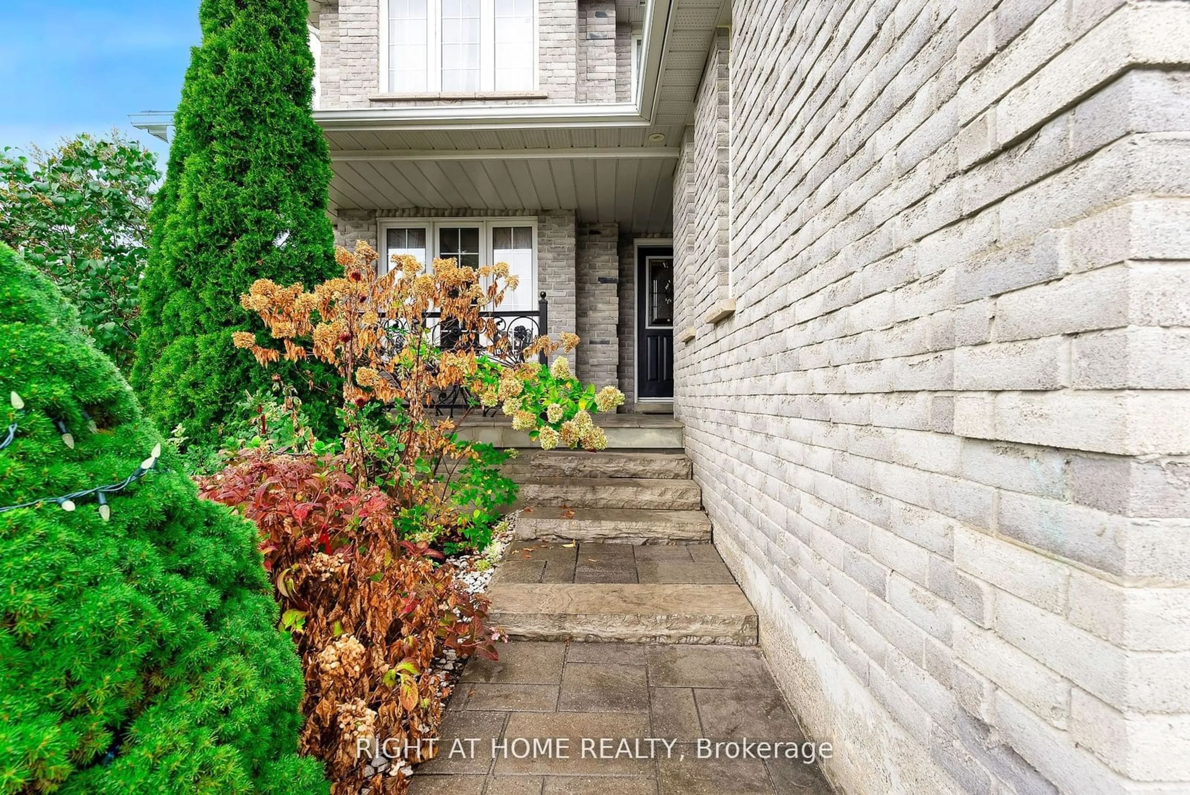 Indoor entryway for 154 Country Lane, Barrie Ontario L4N 0N1