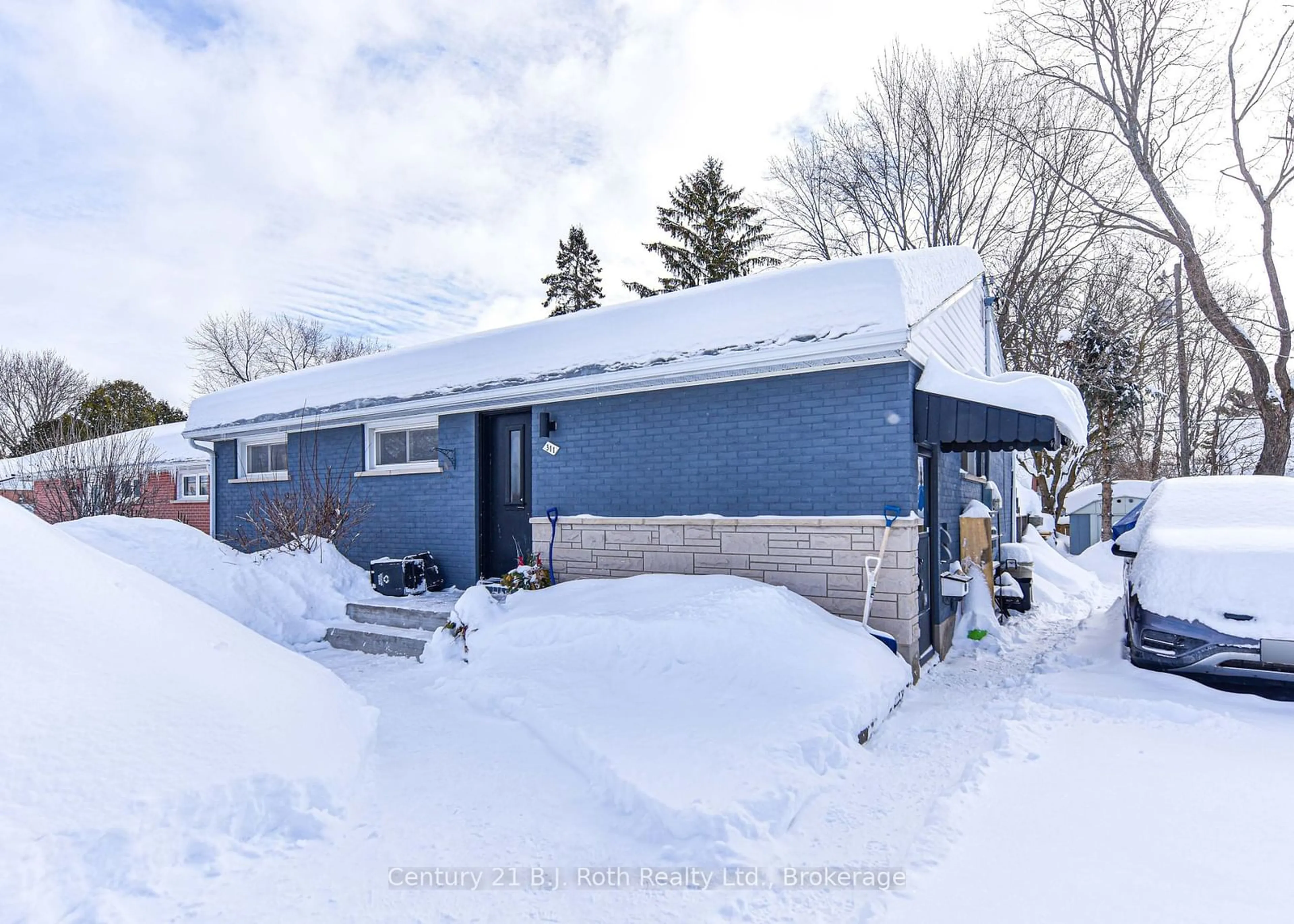 A pic from outside/outdoor area/front of a property/back of a property/a pic from drone, street for 311 James St, Orillia Ontario L3V 1M4