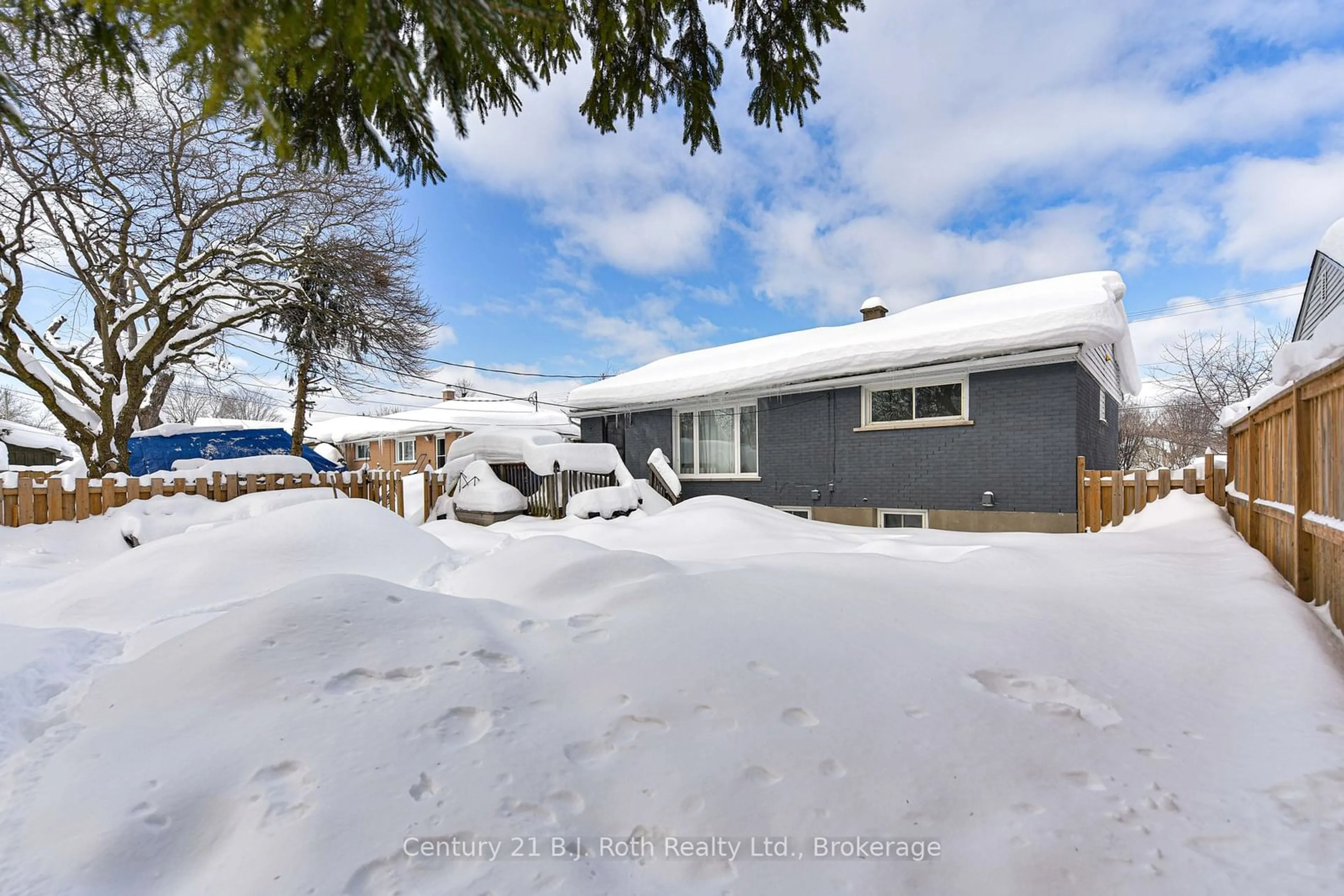 A pic from outside/outdoor area/front of a property/back of a property/a pic from drone, street for 311 James St, Orillia Ontario L3V 1M4