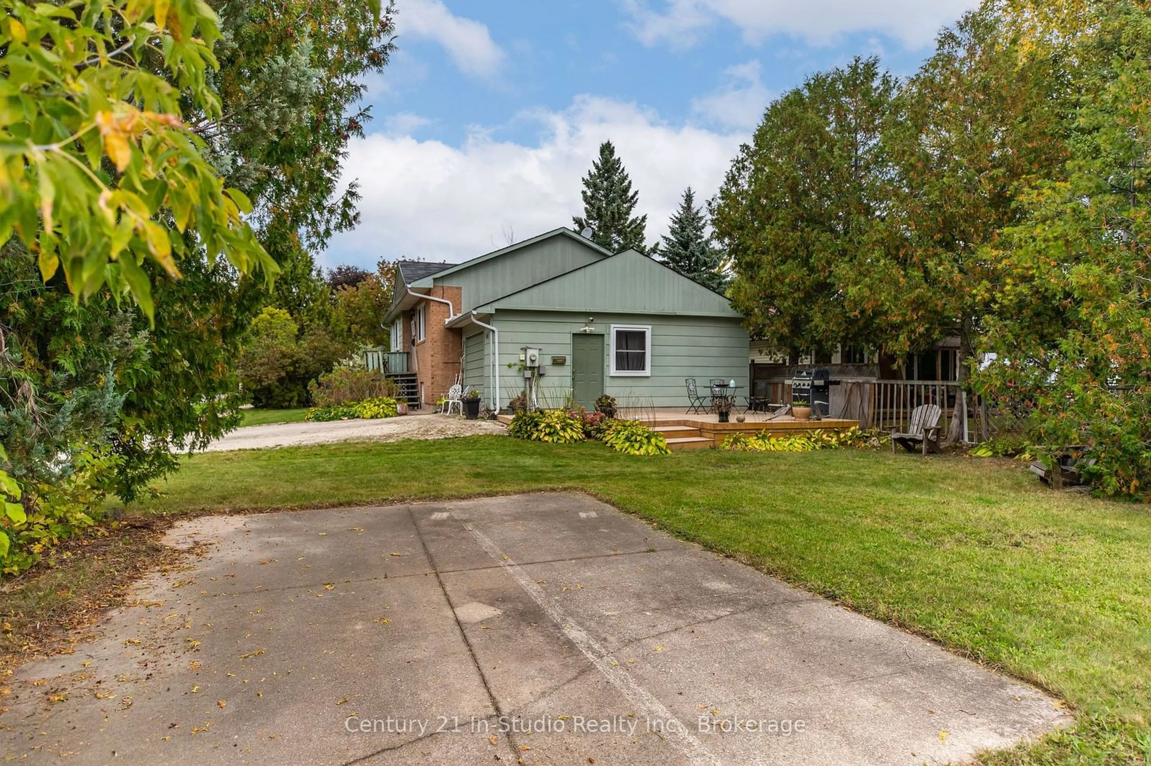 A pic from outside/outdoor area/front of a property/back of a property/a pic from drone, street for 491 MINNESOTA St, Collingwood Ontario L9Y 3S6