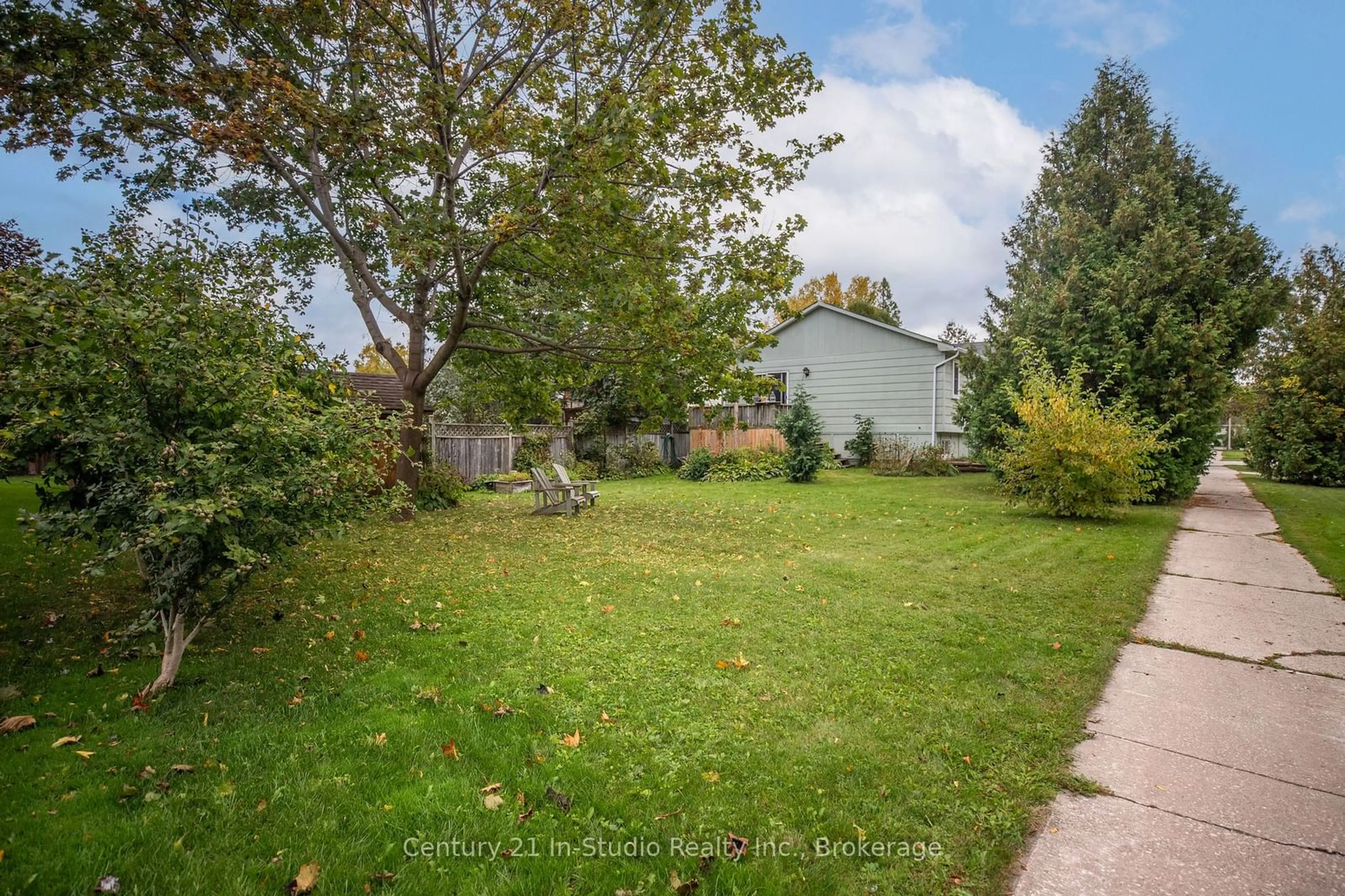 A pic from outside/outdoor area/front of a property/back of a property/a pic from drone, street for 491 MINNESOTA St, Collingwood Ontario L9Y 3S6