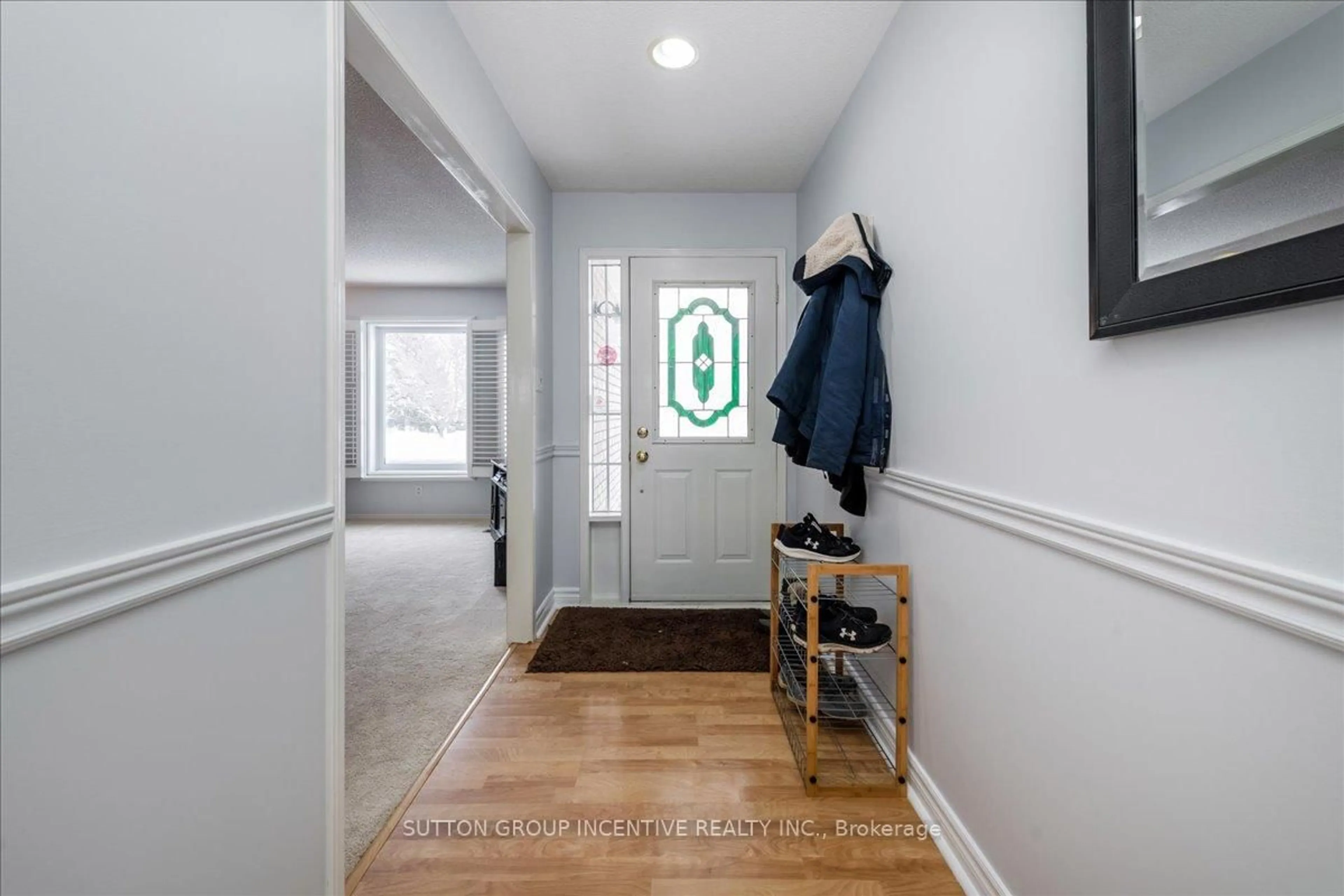 Indoor entryway for 107 Brown St, Barrie Ontario L4N 7V6