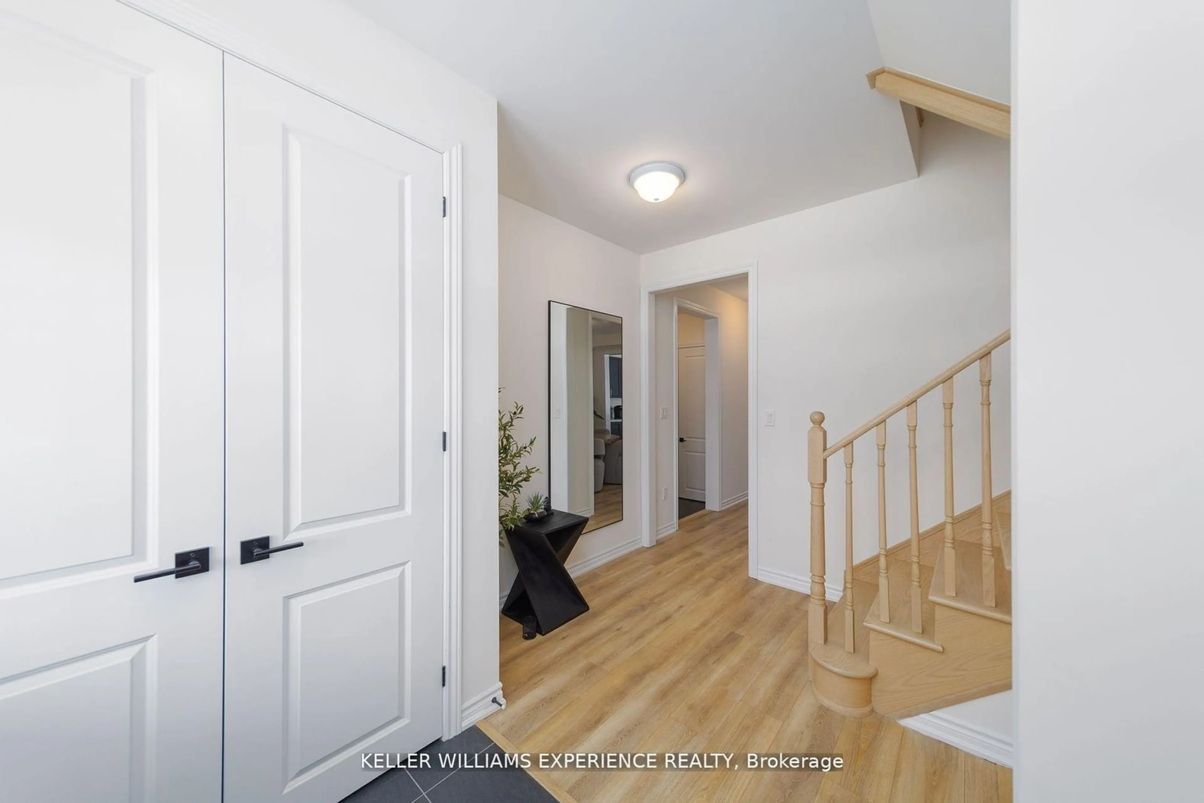 Indoor entryway for 26 Sanford Circ, Springwater Ontario L9X 2A8