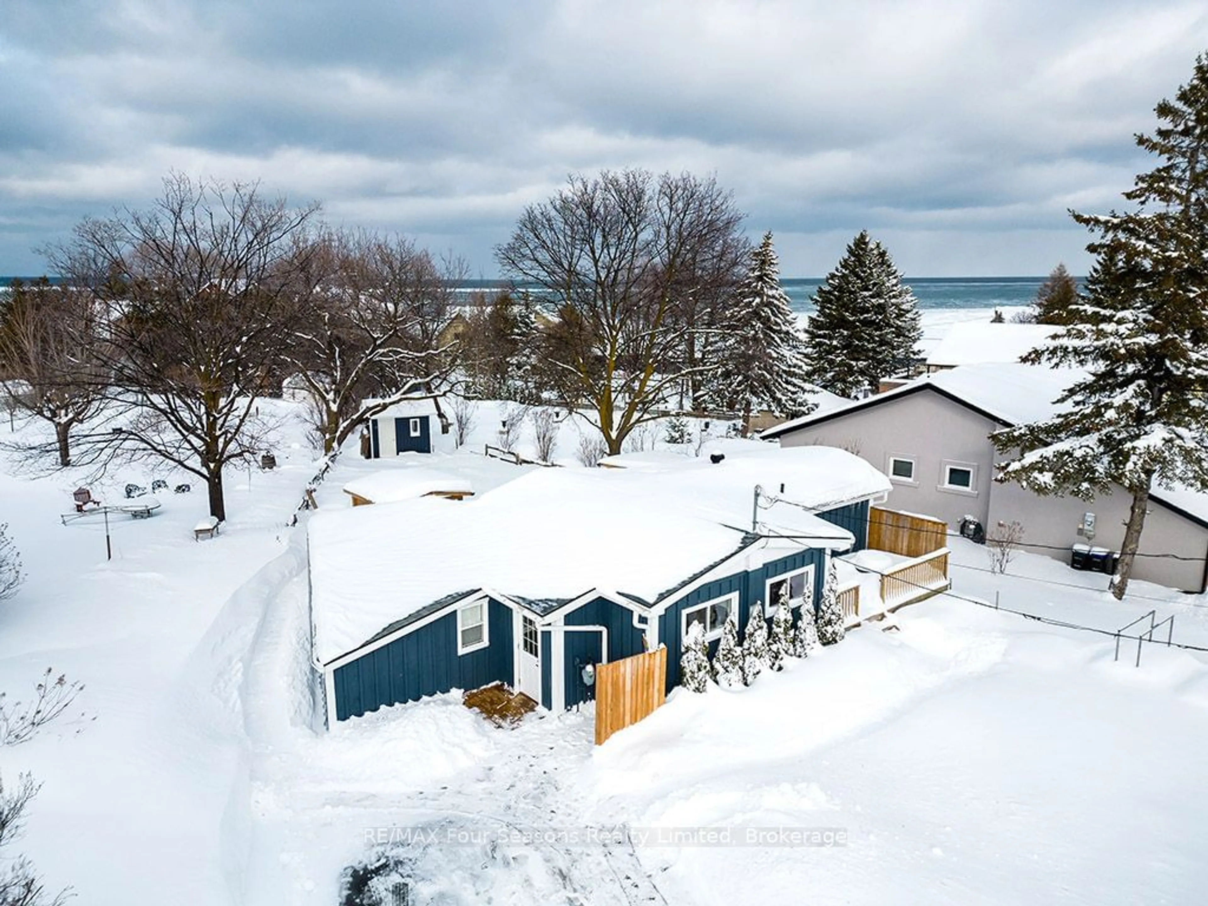 A pic from outside/outdoor area/front of a property/back of a property/a pic from drone, water/lake/river/ocean view for 15 St Clair St, Collingwood Ontario L9Y 5N5