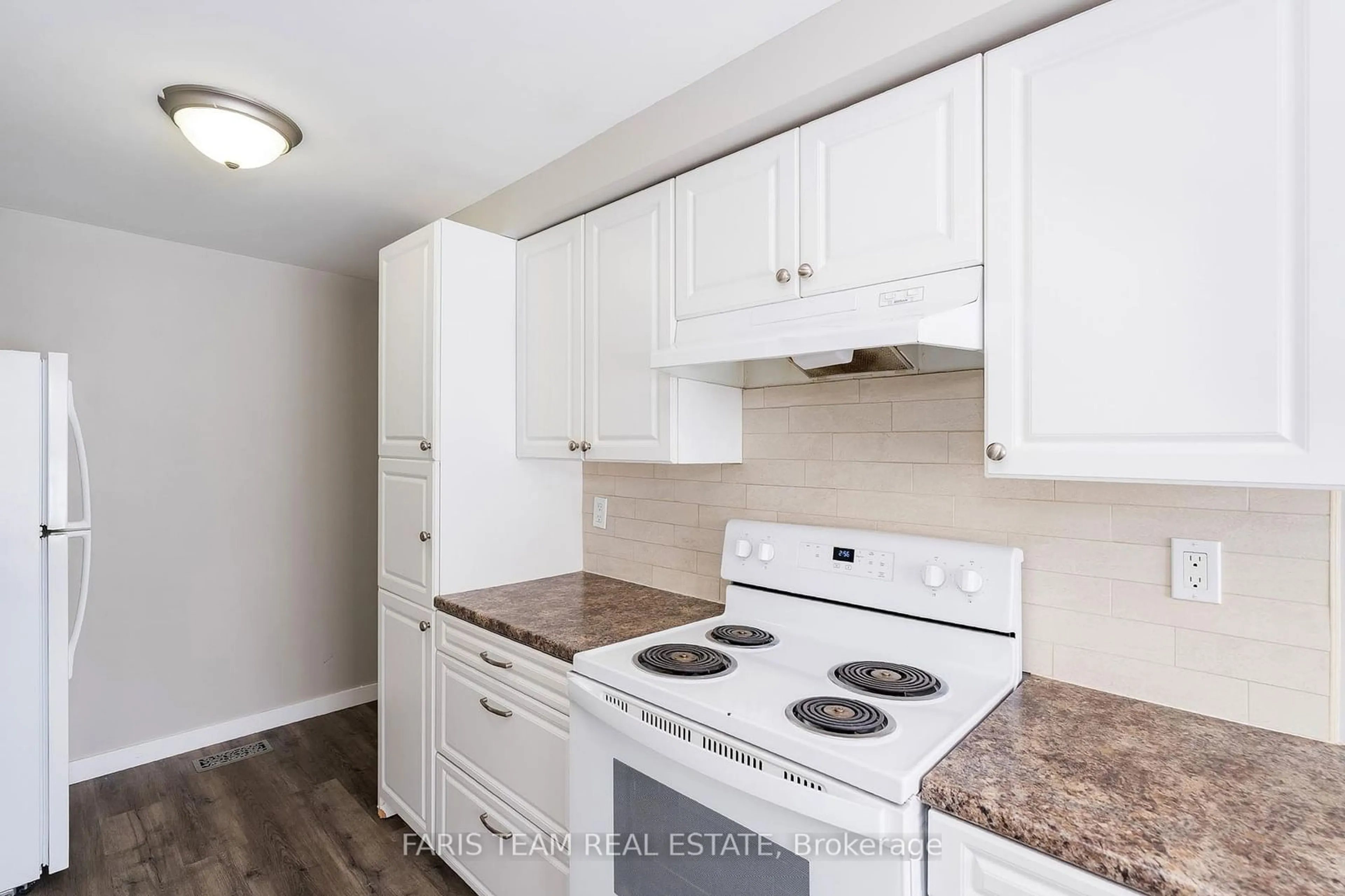 Standard kitchen, wood/laminate floor for 98 Mowat Cres, Barrie Ontario L4N 5B3